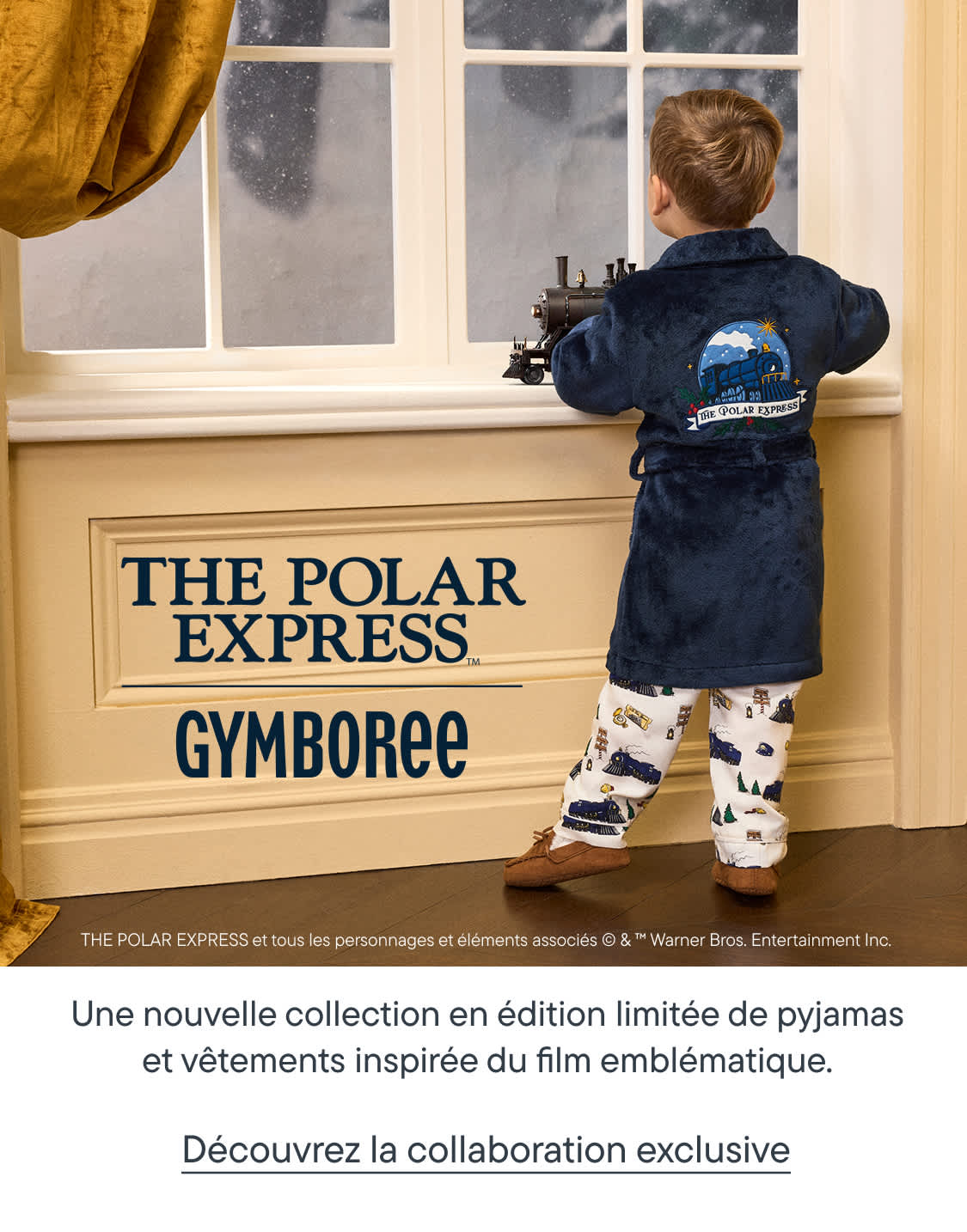 Au premier plan, un jeune garçon vêtu d'une robe de chambre bleue et d'un pyjama à motifs regarde par une fenêtre enneigée, tandis que divers vêtements pour enfants à thèmes sont présentés sur un fond blanc.