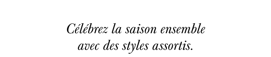 Le texte en italique noir « Célébrez les fêtes ensemble avec des styles coordonnés » est centré sur un fond blanc uni.