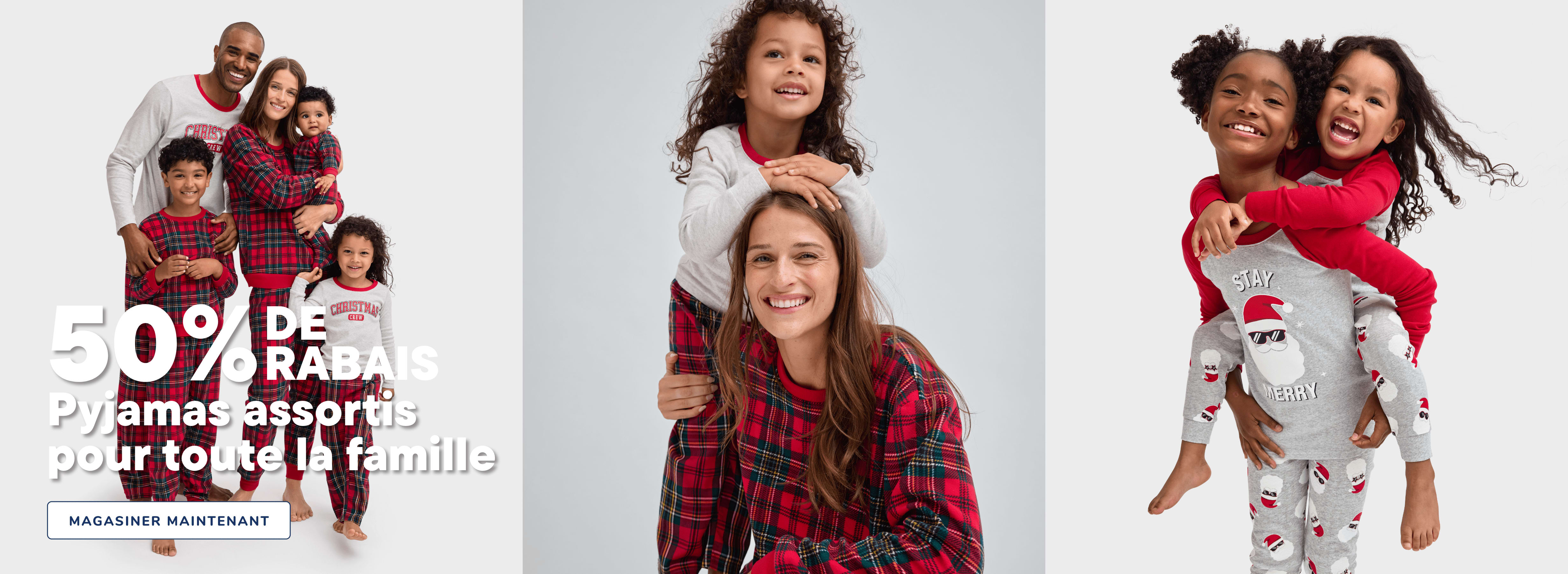 L'image présente un groupe de personnes, comprenant des adultes et des enfants, portant des pyjamas à carreaux assortis et posant ensemble de manière joyeuse et festive.