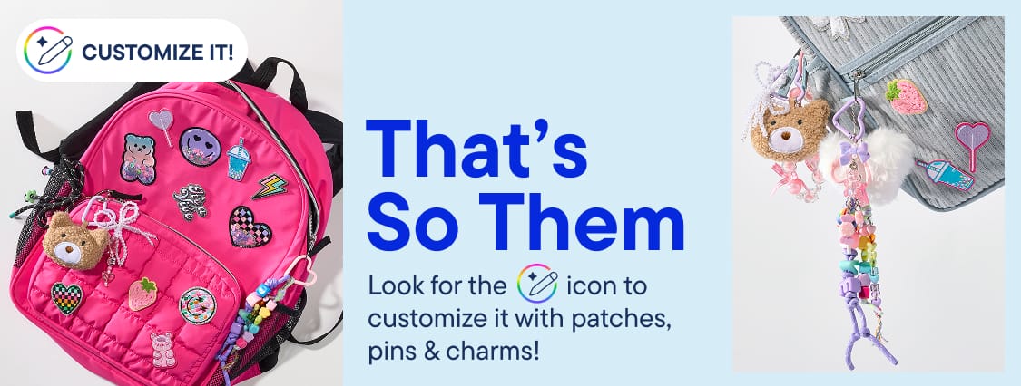 En primer plano se muestra una mochila rosa adornada con parches y colgantes de colores, mientras que al fondo aparece un texto y un primer plano de más colgantes que cuelgan de una bolsa.