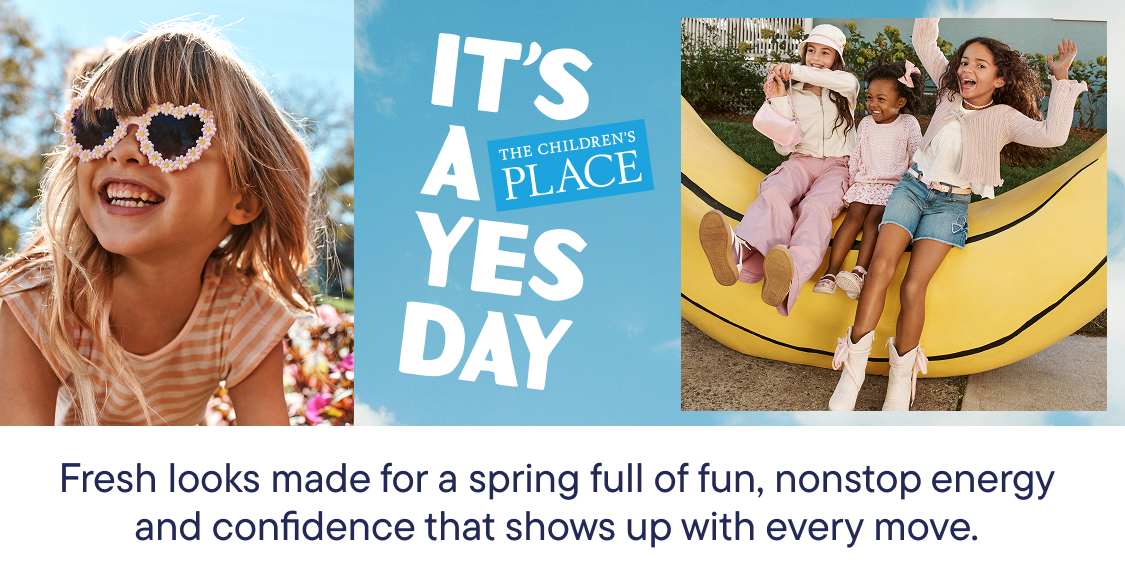 La imagen muestra a un grupo de jóvenes sentadas en una gran estructura amarilla con forma de plátano, rodeadas de un vibrante entorno exterior con un cielo azul y nubes de fondo.