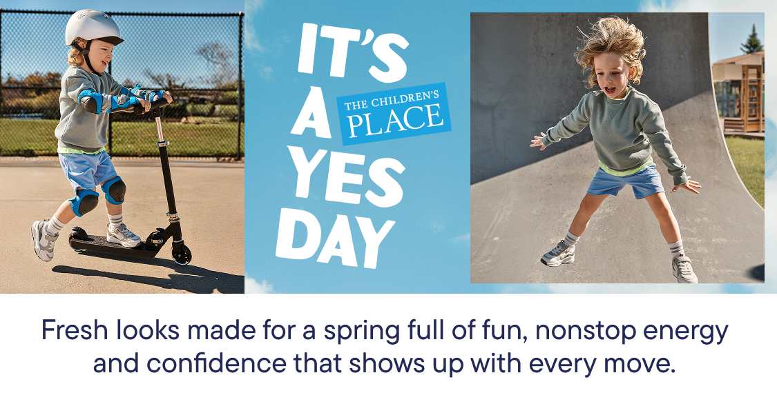 Una persona joven vestida con ropa informal sostiene una gran flor rosa en un entorno al aire libre con césped, con un cielo azul y nubes de fondo.