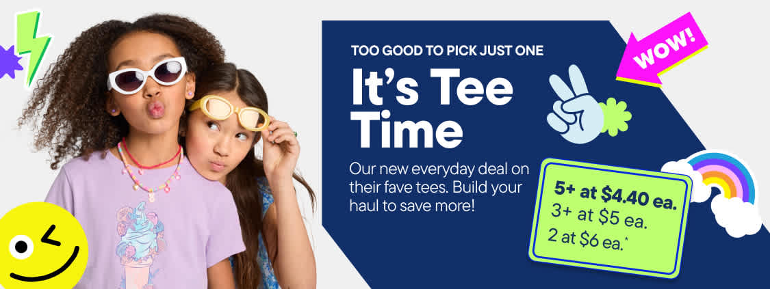 Dos chicas con gafas de sol y un chico con una camiseta verde aparecen en un colorido anuncio de rebajas de "It's Tee Time".