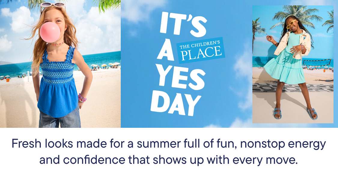 Deux jeunes filles, l'une vêtue d'une robe verte et l'autre d'une tenue rose, sourient et posent ensemble sur une plage avec des palmiers en arrière-plan.