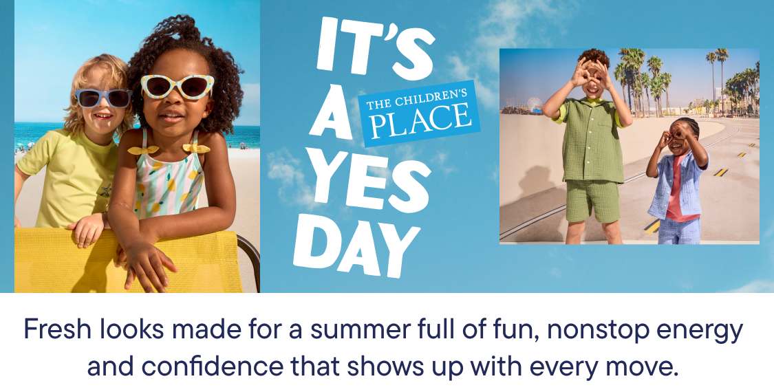 L'image montre un groupe d'enfants, un garçon et une fille, assis sur un banc à l'extérieur, avec une pancarte indiquant « C'est la journée du oui » au premier plan, et en arrière-plan des bâtiments et un ciel bleu.