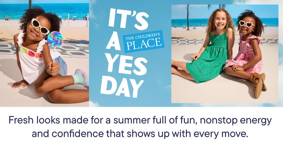 La imagen muestra a un grupo de chicas jóvenes sentadas en una gran estructura amarilla con forma de plátano, rodeadas de un entorno exterior vibrante con un cielo azul y nubes al fondo.