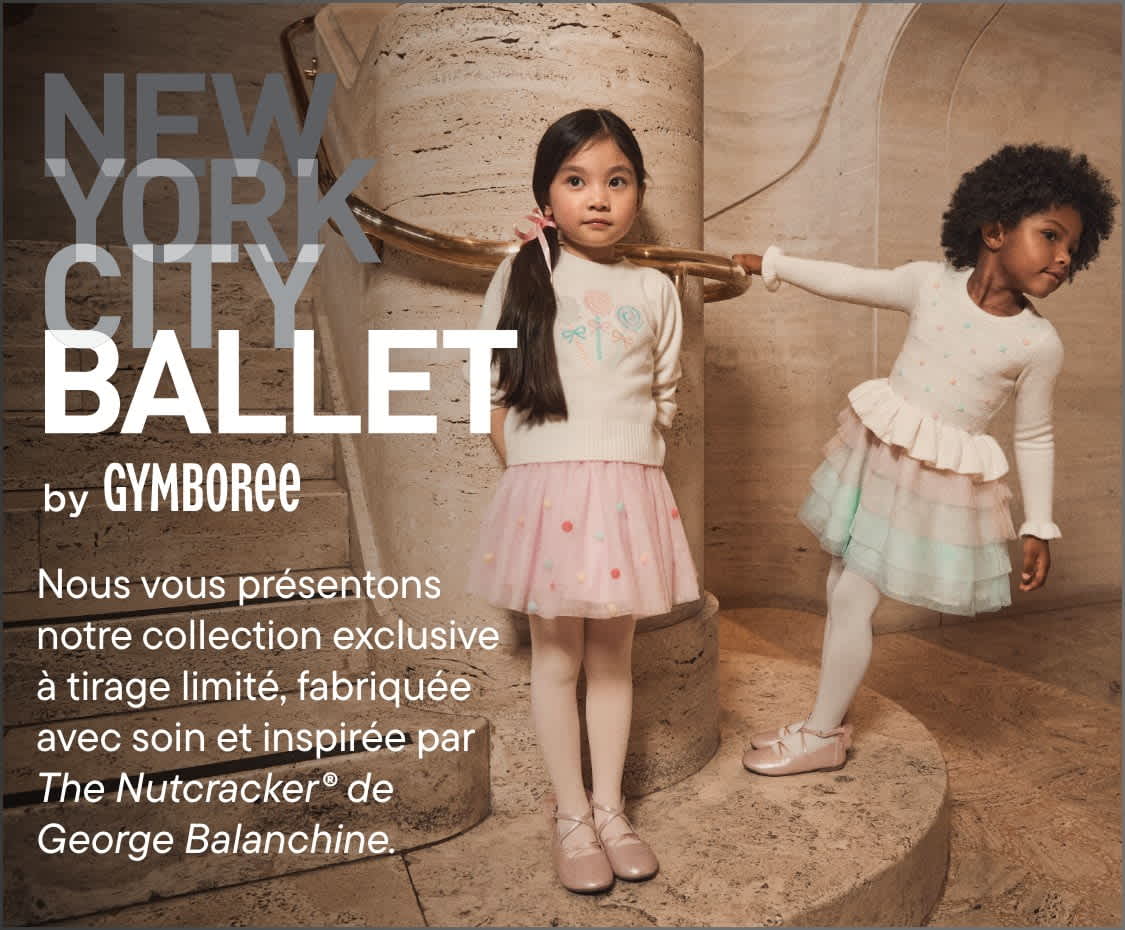 Une jeune femme se tient debout dans un décor de théâtre, avec des sièges rouges et une pancarte « WKLY BALLET » visible en arrière-plan.