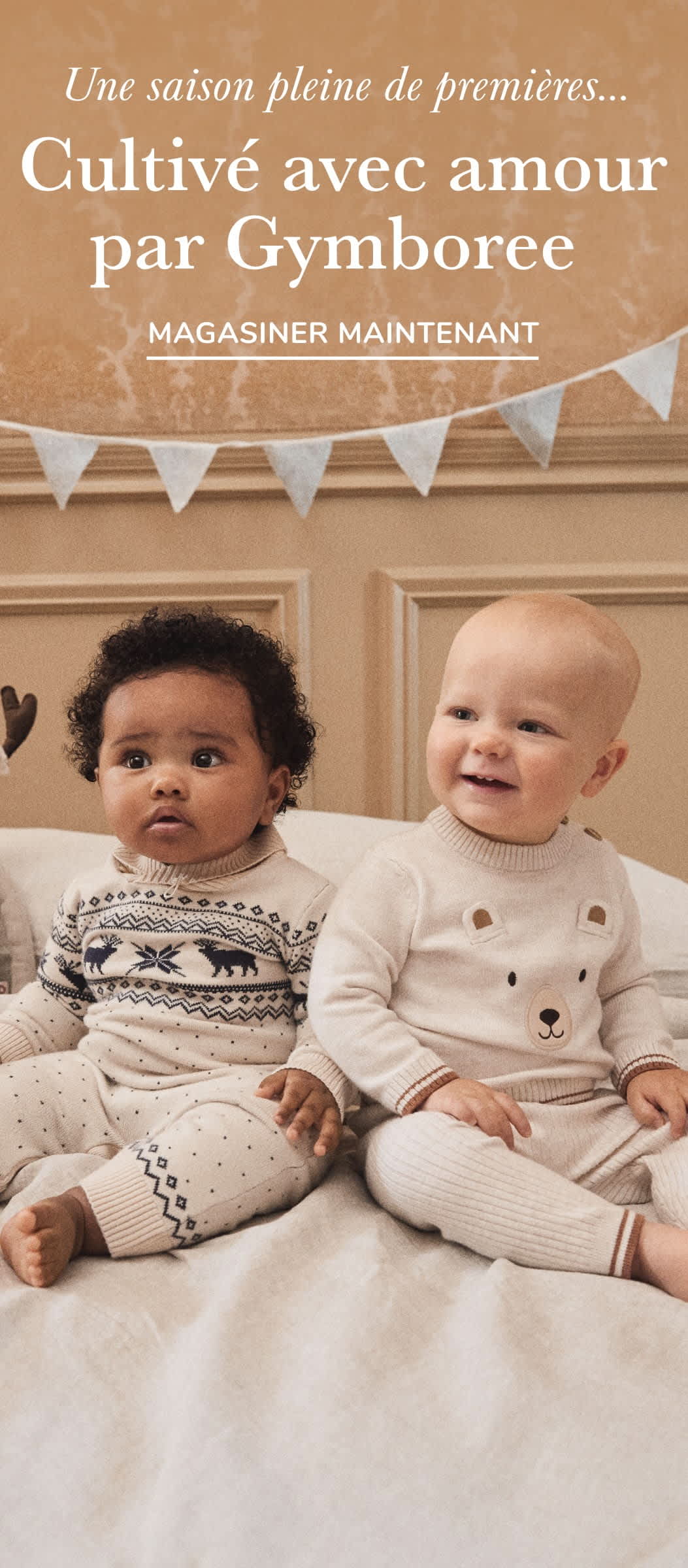 Deux jeunes enfants, un garçon et une fille, sont assis sur un lit, entourés d'éléments décoratifs tels qu'une bannière et des cœurs. L'arrière-plan semble être une chambre à coucher avec un cadre de porte en bois visible.