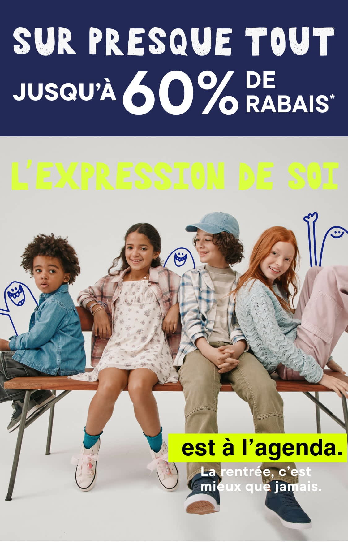 Un groupe de jeunes, probablement des étudiants, posant ensemble devant une bannière promotionnelle annonçant un événement « Expression de soi » avec des rabais allant jusqu'à 60 %.