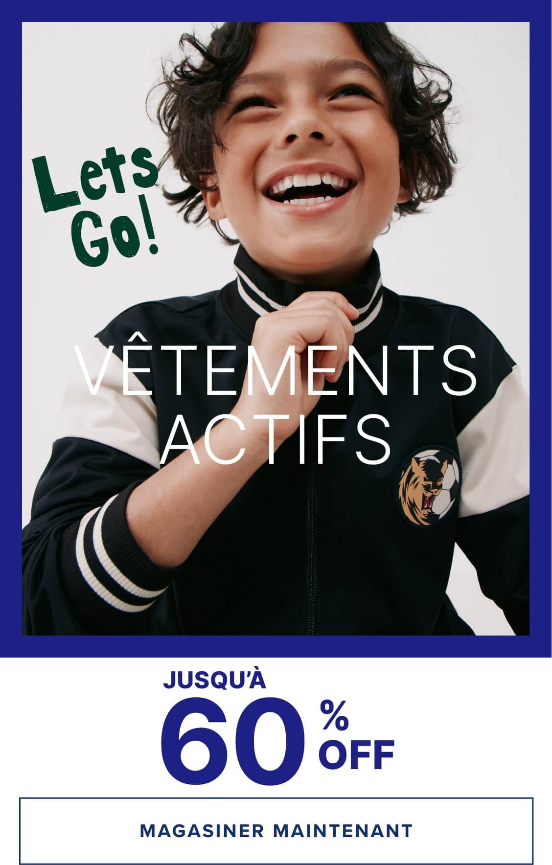Un jeune enfant souriant portant une veste de sport noire et blanche avec le texte « Let's Go! ACTIVE » se tient au premier plan, avec un fond bleu et une offre promotionnelle allant jusqu'à 60 % de réduction affichée en dessous.