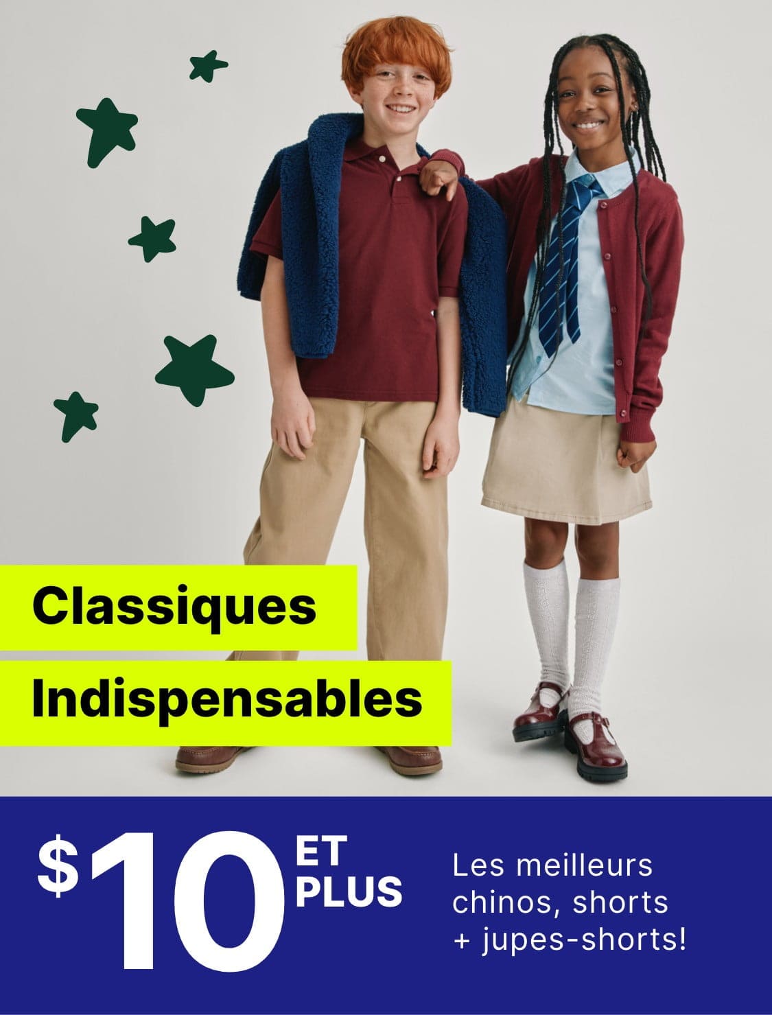 Deux jeunes gens, un garçon et une fille, se tiennent à côté d'un vélo jaune vif. En arrière-plan, un mur blanc uni orné d'étoiles vertes.