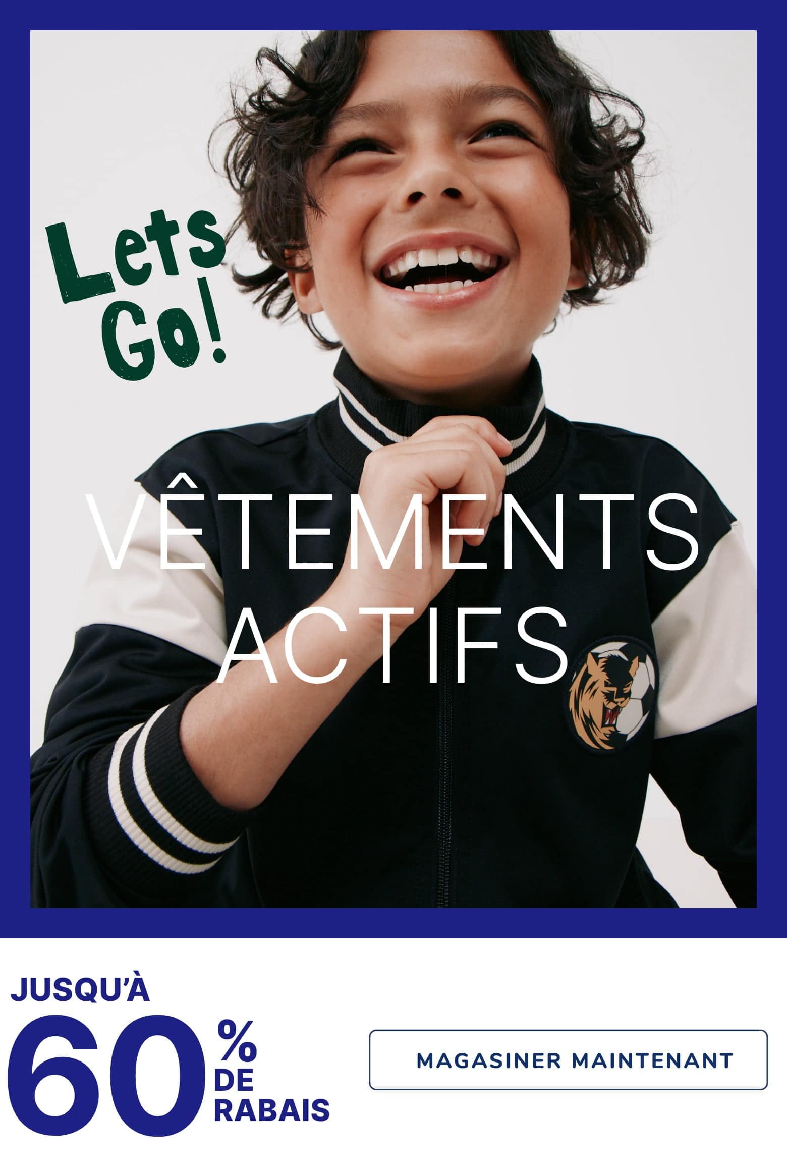 Un jeune enfant aux cheveux bouclés et au sourire éclatant, vêtu d'un maillot de sport noir et blanc, se tient sur un fond bleu avec le texte « Let's Go! ACTIVE » et une offre promotionnelle jusqu'à 60 % de réduction.