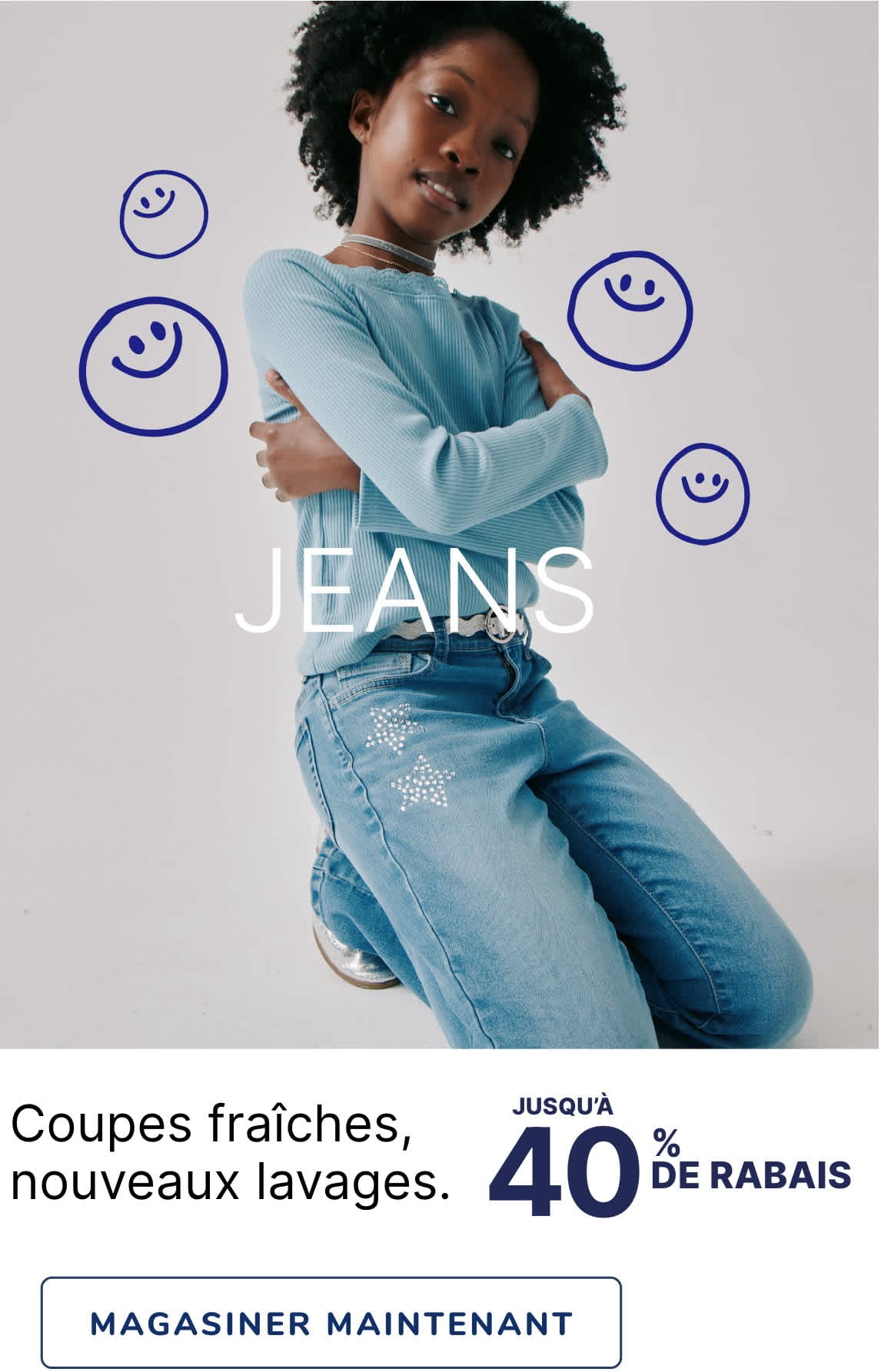 L'image représente une jeune femme aux cheveux noirs bouclés, vêtue d'une veste en jean bleu clair et d'un jean, debout, les bras croisés, un léger sourire aux lèvres. L'arrière-plan est une surface blanche unie, entourée de plusieurs smileys bleus.