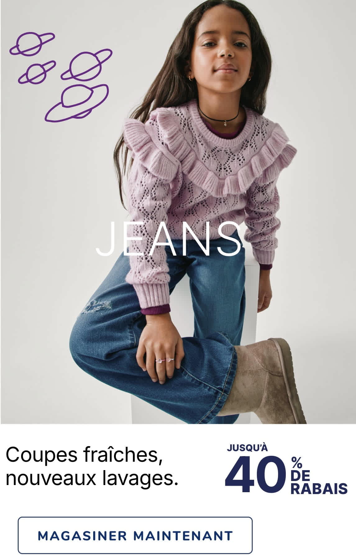 L'image représente une jeune femme aux cheveux noirs bouclés, vêtue d'une veste en jean bleu clair et d'un jean, debout, les bras croisés, un léger sourire aux lèvres. L'arrière-plan est une surface blanche unie, entourée de plusieurs smileys bleus.