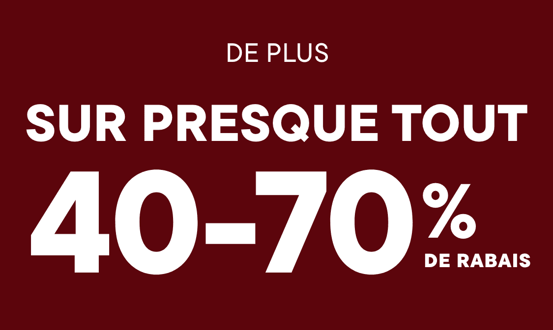 L'image affiche le mot « PLUS » en grand texte blanc sur un fond rouge foncé, avec le mot « TOUT » écrit en texte blanc tout aussi grand en dessous.