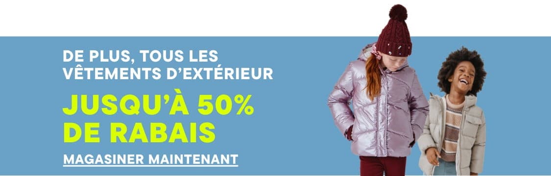 L'image affiche le texte « De plus, tous les vêtements d'extérieur JUSQU'À 50 % » en grandes lettres jaune vif sur un fond bleu clair.