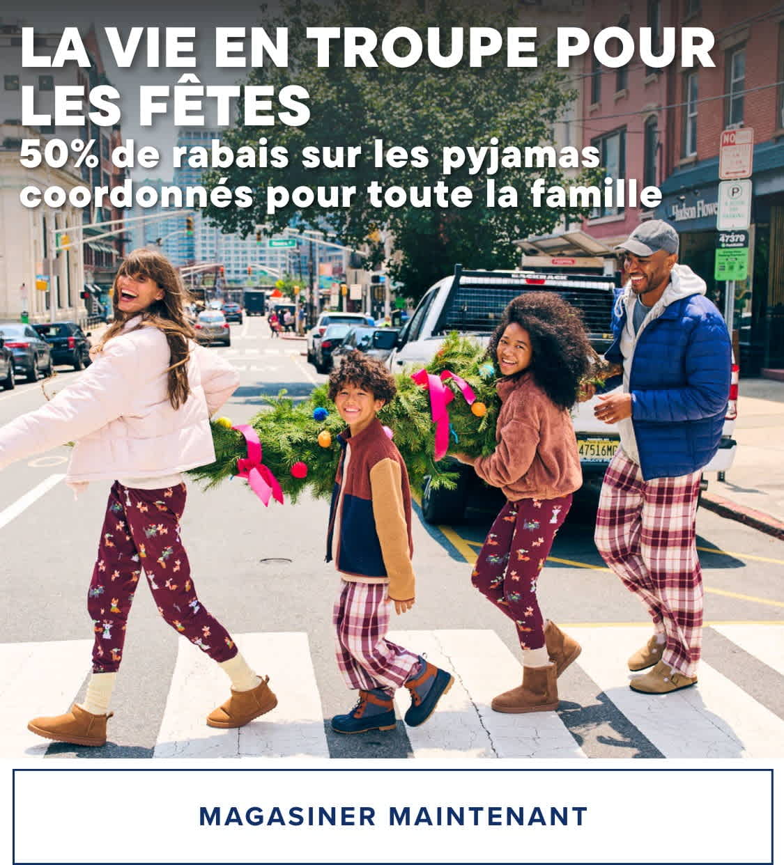 Un groupe de jeunes, vêtus de tenues colorées et élégantes, marche dans une rue de la ville bordée de vitrines et de publicités.