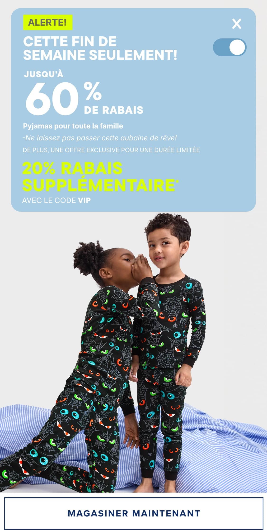 L'image présente deux paires de femmes portant des pyjamas ou des tenues d'intérieur à motifs colorés, l'une rose, l'autre à imprimé floral. En arrière-plan, une bannière promotionnelle annonce des soldes du week-end avec jusqu'à 60 % de réduction.