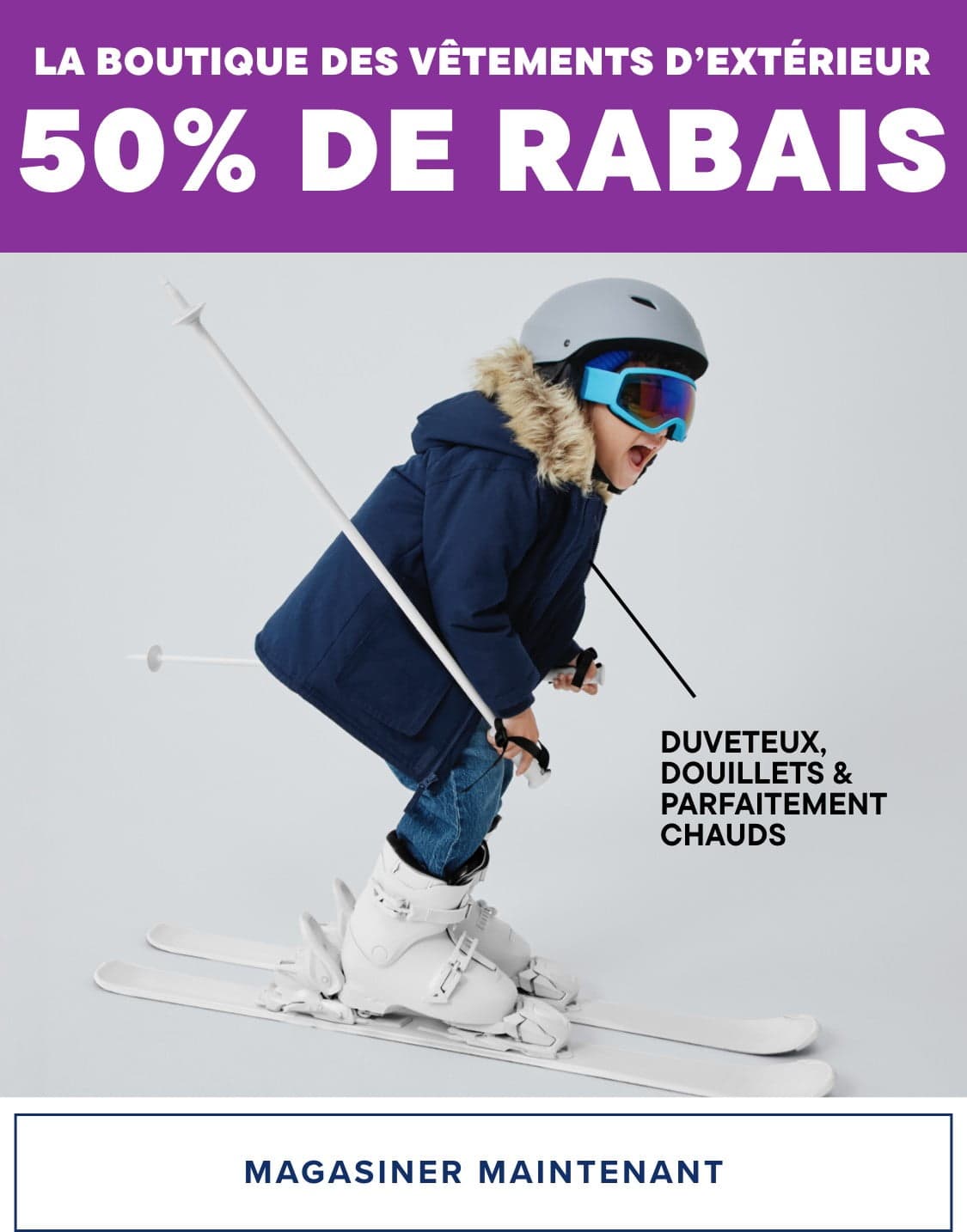 Une personne portant une veste d'hiver bleu marine et des lunettes de ski descend une pente enneigée, avec une publicité de réduction de 50 % pour « The Outerwear Shop » bien visible en arrière-plan.
