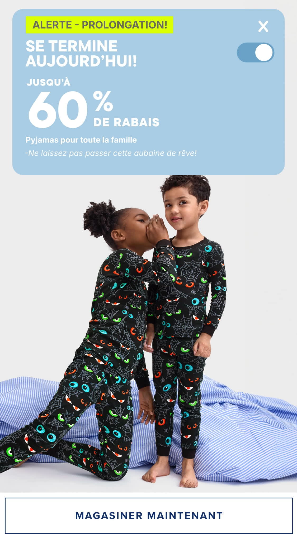 L'image présente deux paires de femmes portant des pyjamas ou des vêtements d'intérieur colorés et à motifs, l'un rose, l'autre à imprimé floral. En arrière-plan, une bannière promotionnelle annonce des soldes du week-end avec jusqu'à 60 % de réduction.