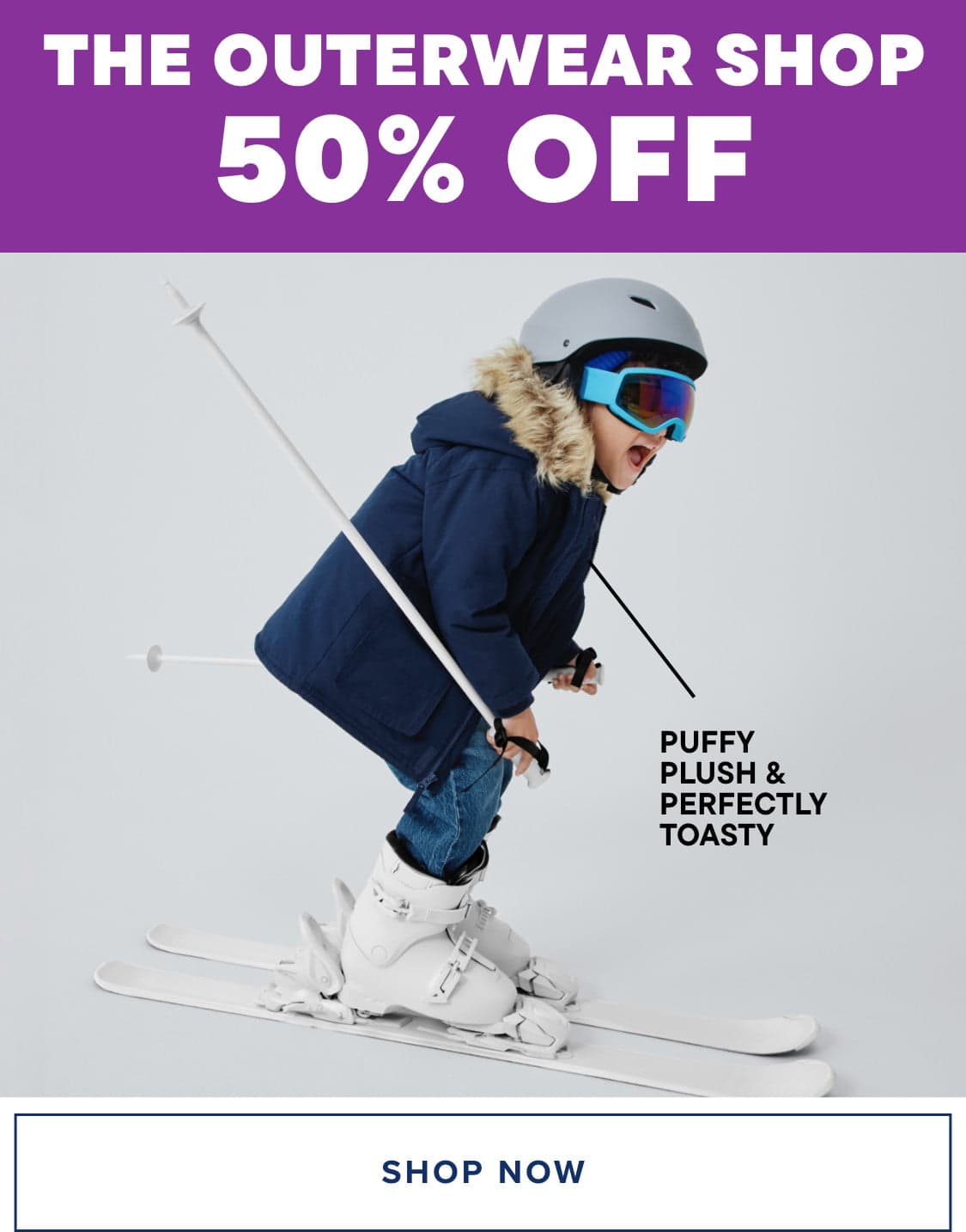 Una persona que viste una chaqueta de invierno azul marino y gafas de esquí está esquiando por una pendiente nevada, con un anuncio de venta con un 50 % de descuento de "The Outerwear Shop" claramente visible en el fondo.