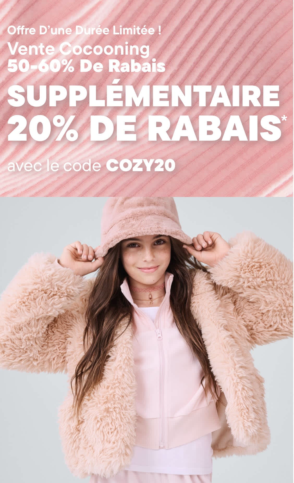 L'image montre une jeune femme portant un manteau rose duveteux, souriant et tirant la capuche sur son visage, sur un fond rose clair avec un texte annonçant une vente.