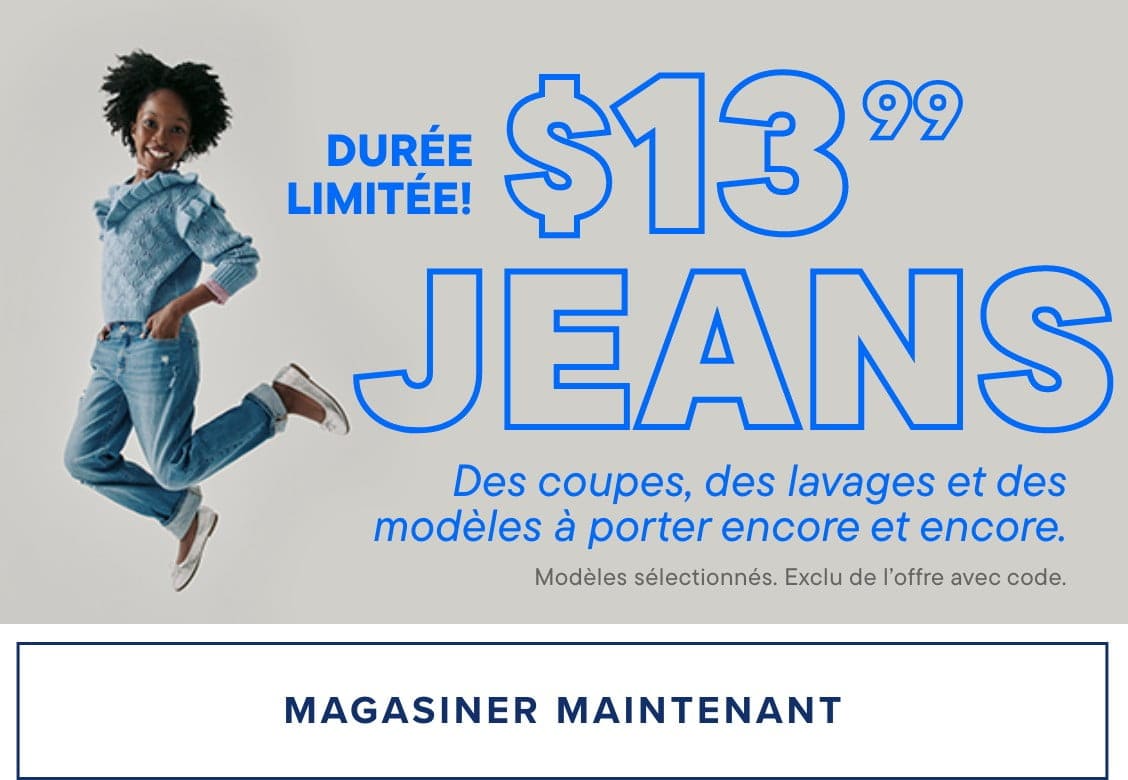 Un étalage de vestes d'hiver colorées à capuche dans différentes nuances de rose, vert, bleu et violet, avec un panneau promotionnel en arrière-plan.
