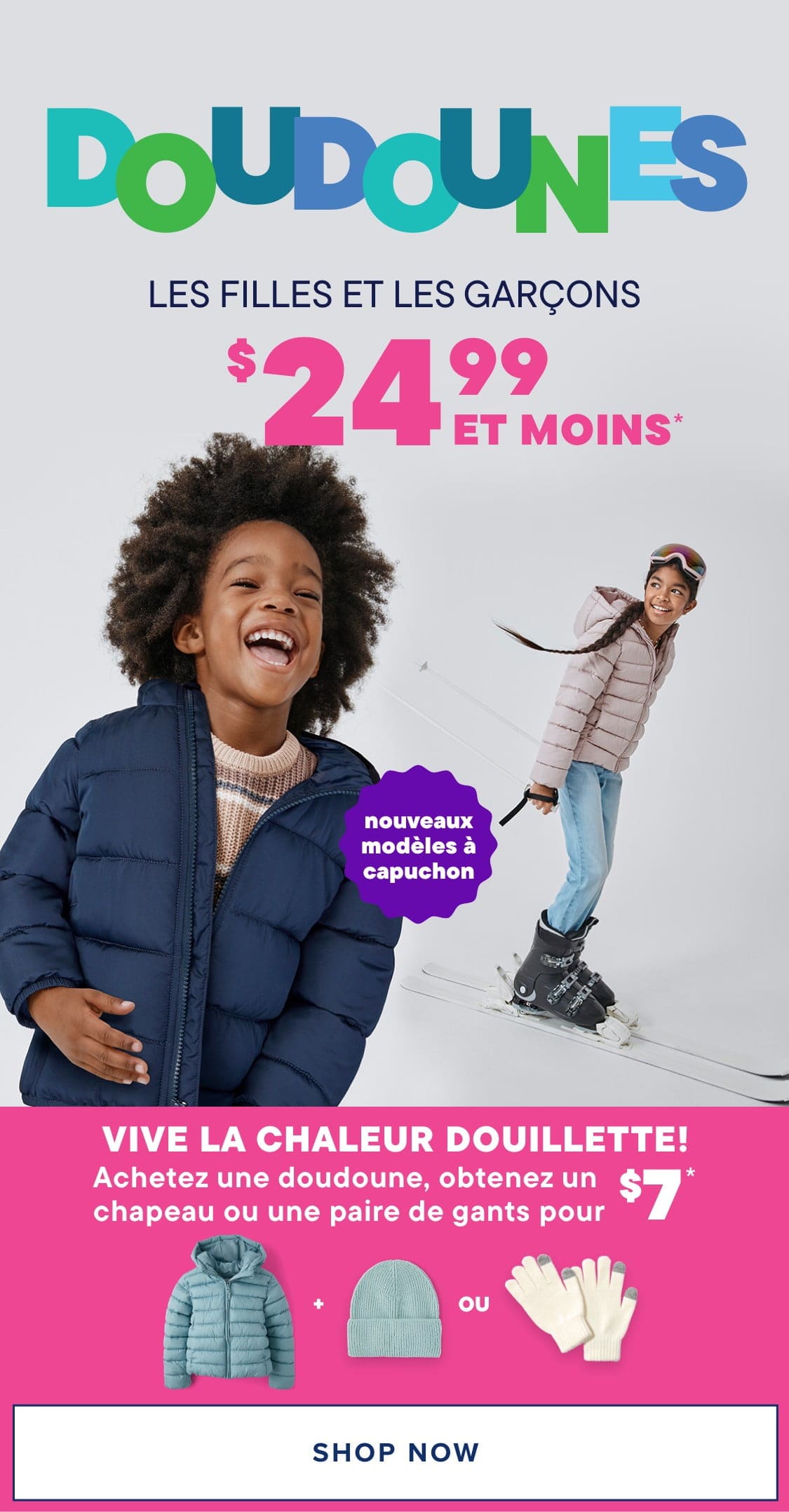 Un étalage de vestes d'hiver colorées à capuche dans différentes nuances de rose, vert, bleu et violet, avec un panneau promotionnel en arrière-plan.