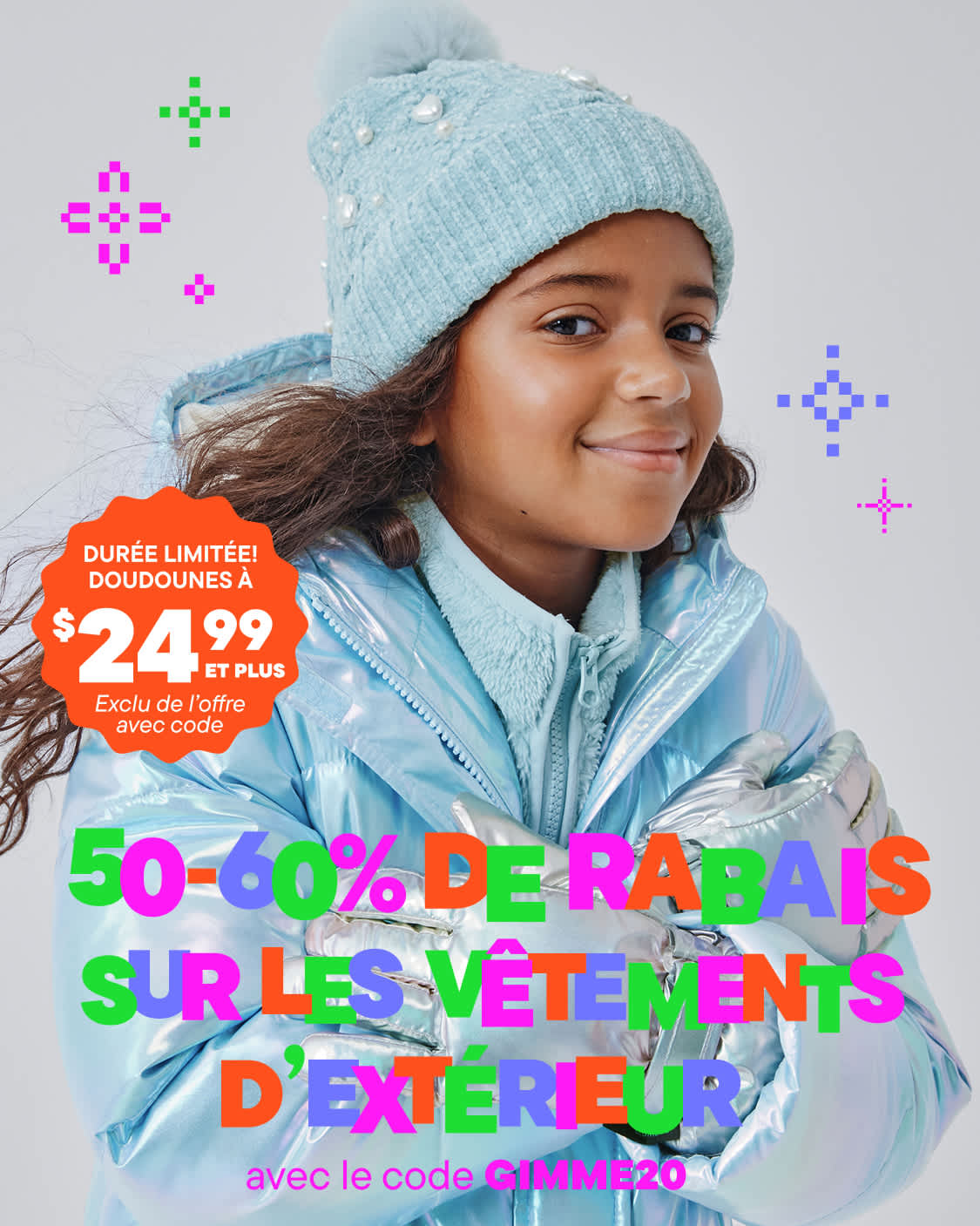 Une jeune femme souriante portant une veste d'hiver bleue et un bonnet en tricot assorti, avec une offre promotionnelle allant jusqu'à 60 % de réduction sur les vêtements d'extérieur affichée bien en évidence sur l'image.