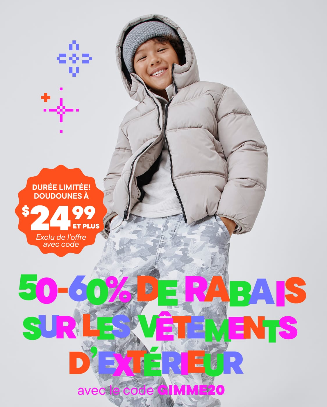 Un jeune homme souriant portant une doudoune à capuche grise se tient devant un fond blanc avec un texte coloré annonçant une vente à durée limitée sur des vêtements d'extérieur.