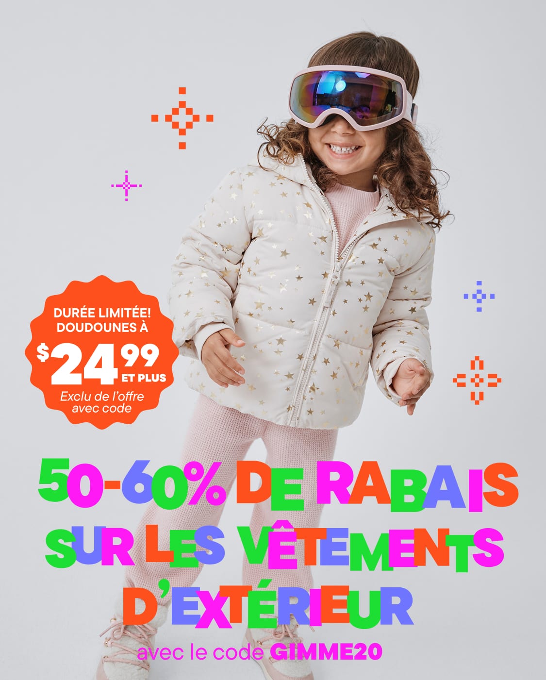 Une jeune fille portant une veste blanche à pois et des lunettes de ski se tient devant une publicité colorée faisant la promotion de réductions allant jusqu'à 60 % sur les vêtements d'extérieur.