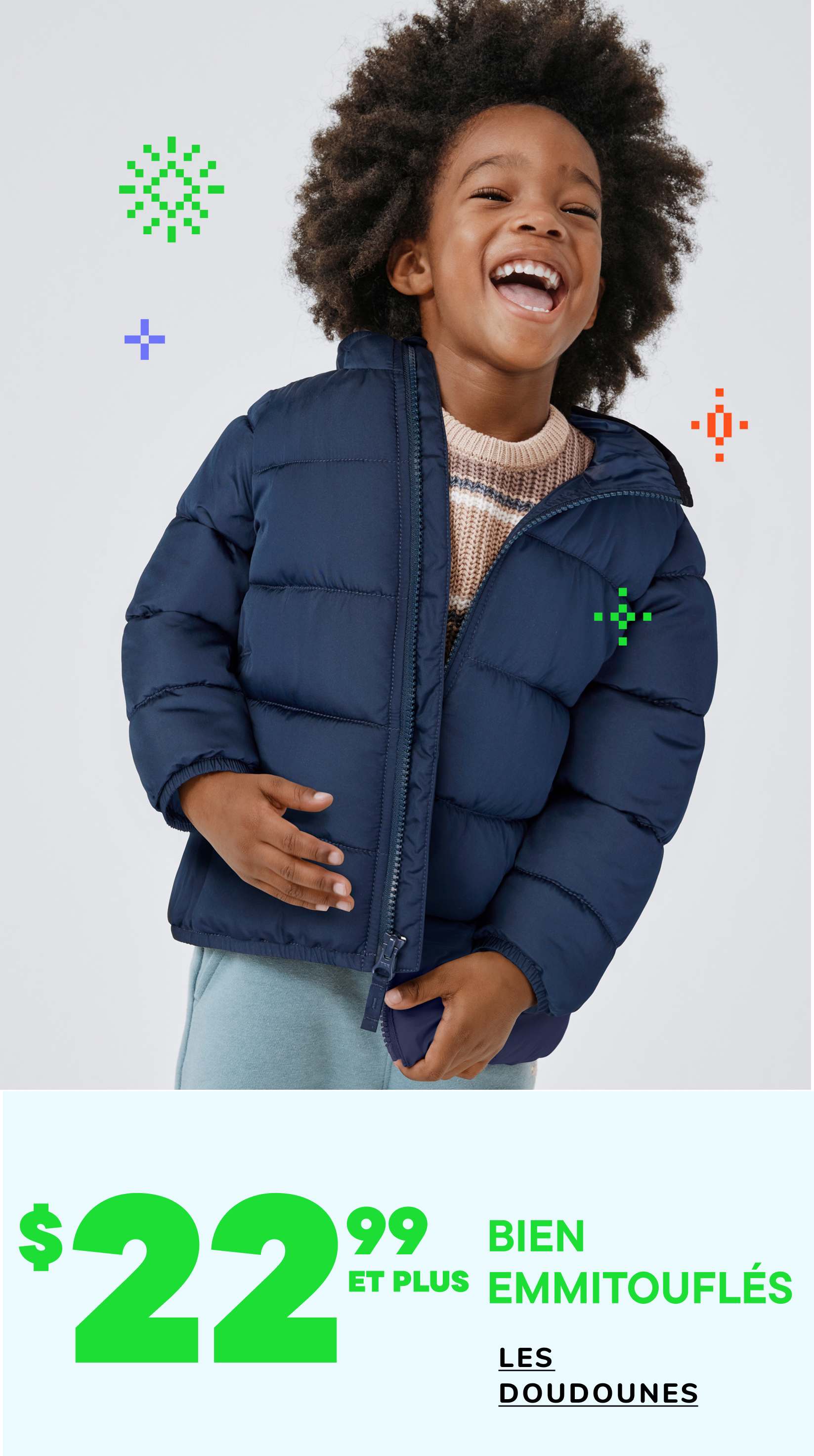 Un jeune enfant aux cheveux bouclés sourit, vêtu d'une doudoune bleu marine, devant un fond blanc orné de motifs colorés.