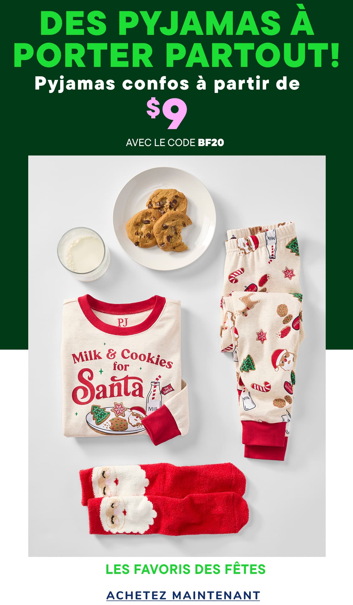 L'image présente une collection d'objets sur le thème des fêtes, dont un bas de pyjama à motifs festifs, un t-shirt rouge et blanc avec l'inscription « Lait et biscuits pour le Père Noël », une assiette de biscuits et une paire de chaussettes rouges et blanches. Le fond, d'un vert uni, crée un contraste saisissant avec les objets festifs au premier plan.
