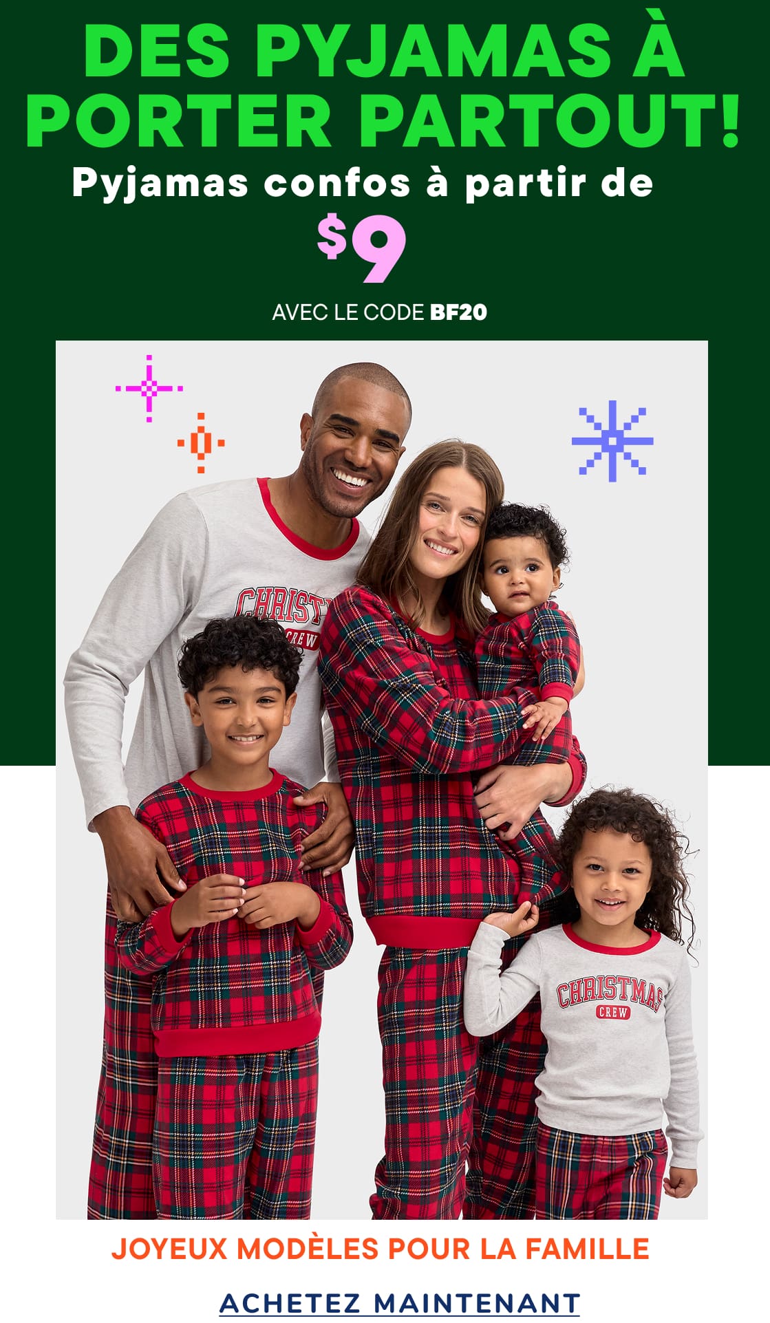 Une joyeuse famille de quatre personnes, vêtue de pyjamas à carreaux assortis, pose ensemble sur une image promotionnelle pour « Des pyjamas pour toutes les occasions ! » avec un code de réduction affiché.
