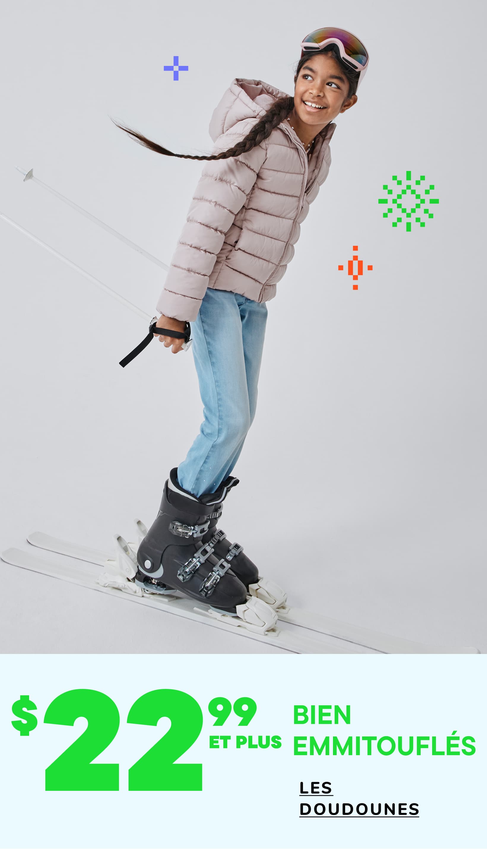 Un jeune enfant aux cheveux bouclés sourit, vêtu d'une doudoune bleu marine, devant un fond blanc orné de motifs colorés.