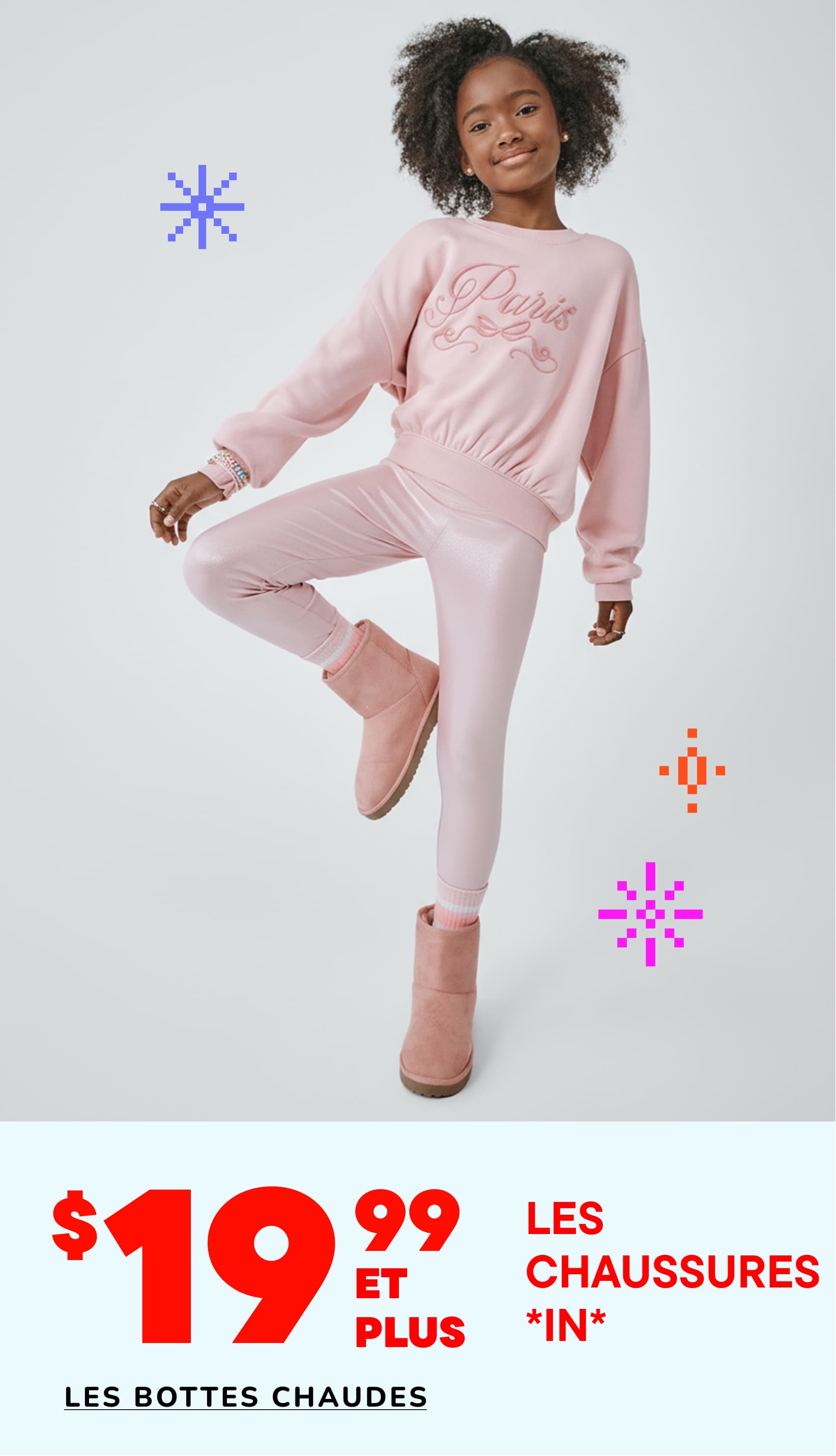 Une jeune femme aux cheveux bouclés, vêtue d'une tenue rose et de bottes, se détache sur un fond blanc uni, avec divers éléments graphiques superposés à l'image.