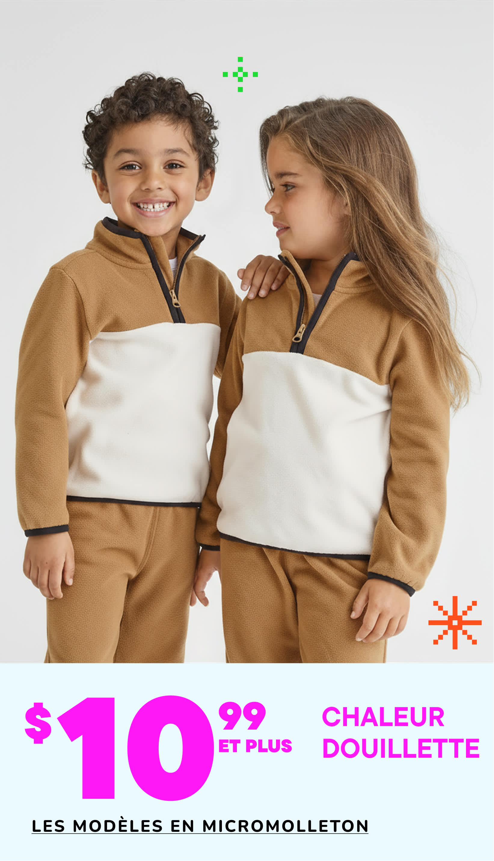 Deux jeunes enfants, un garçon et une fille, portent des sweats à capuche beiges assortis et se sourient dans une ambiance chaleureuse et confortable.