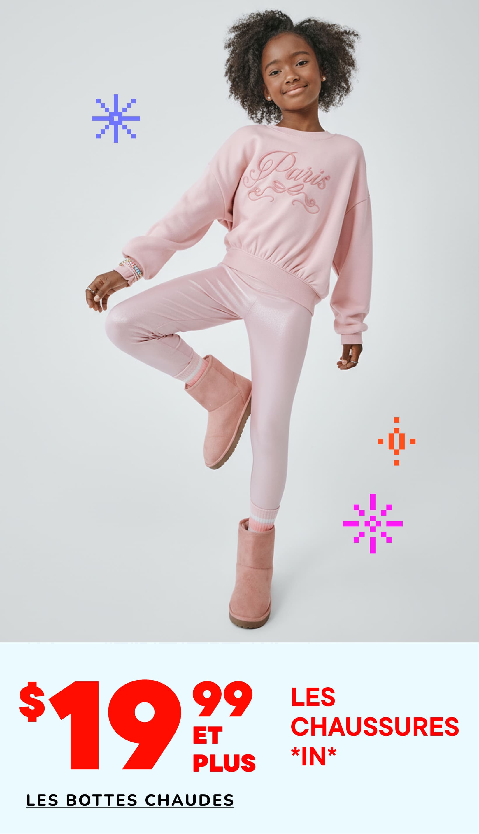 Une jeune femme aux cheveux bouclés, vêtue d'une tenue rose et de bottes, se tient devant un fond blanc uni, sur lequel se superposent divers éléments graphiques et du texte.