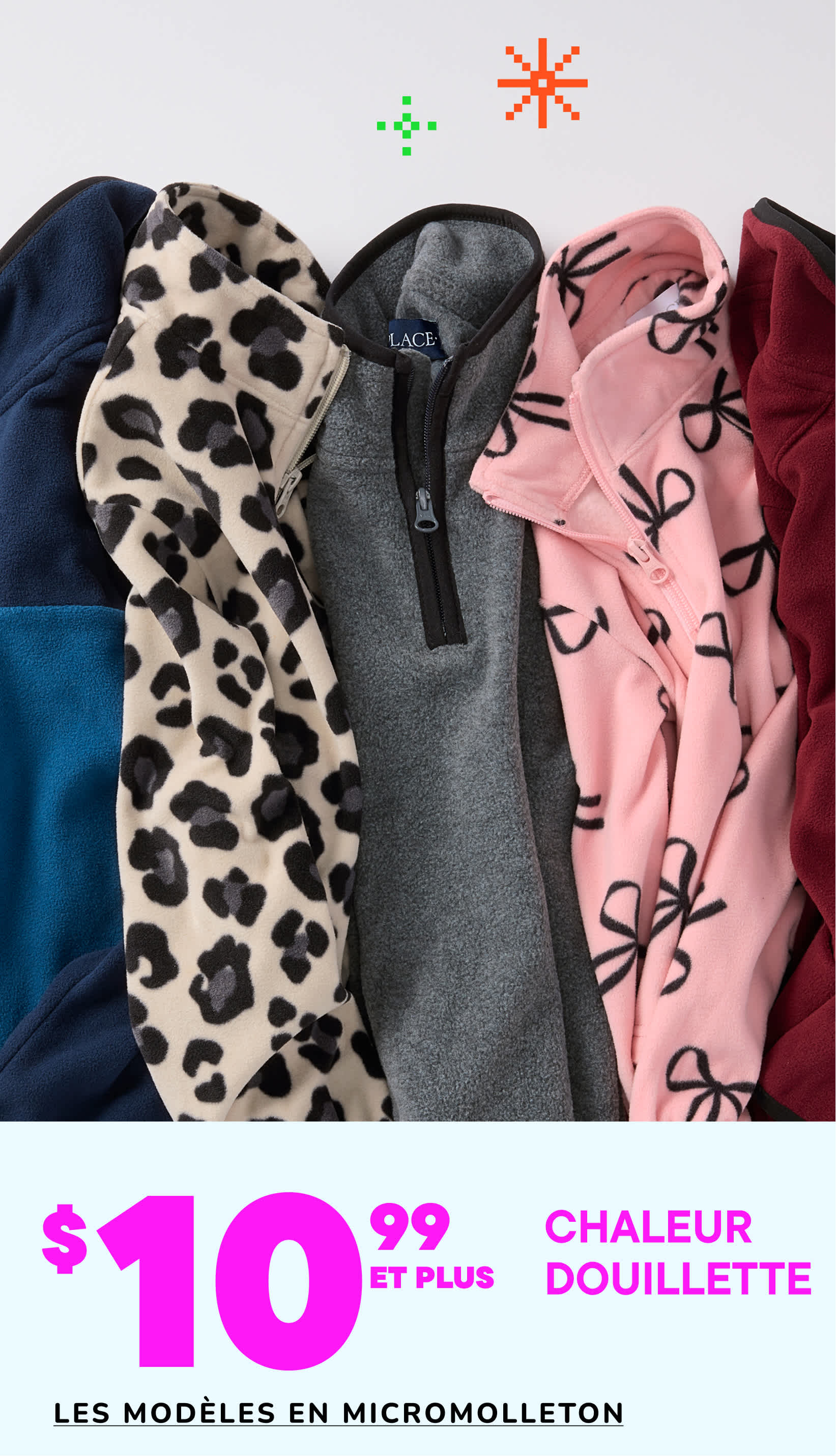 L'image présente divers vêtements en microfibre polaire, dont une écharpe à imprimé léopard, une veste grise et deux écharpes à motifs dans les tons roses et rouges. Le fond est un simple décor blanc orné de motifs colorés en forme d'étoiles.