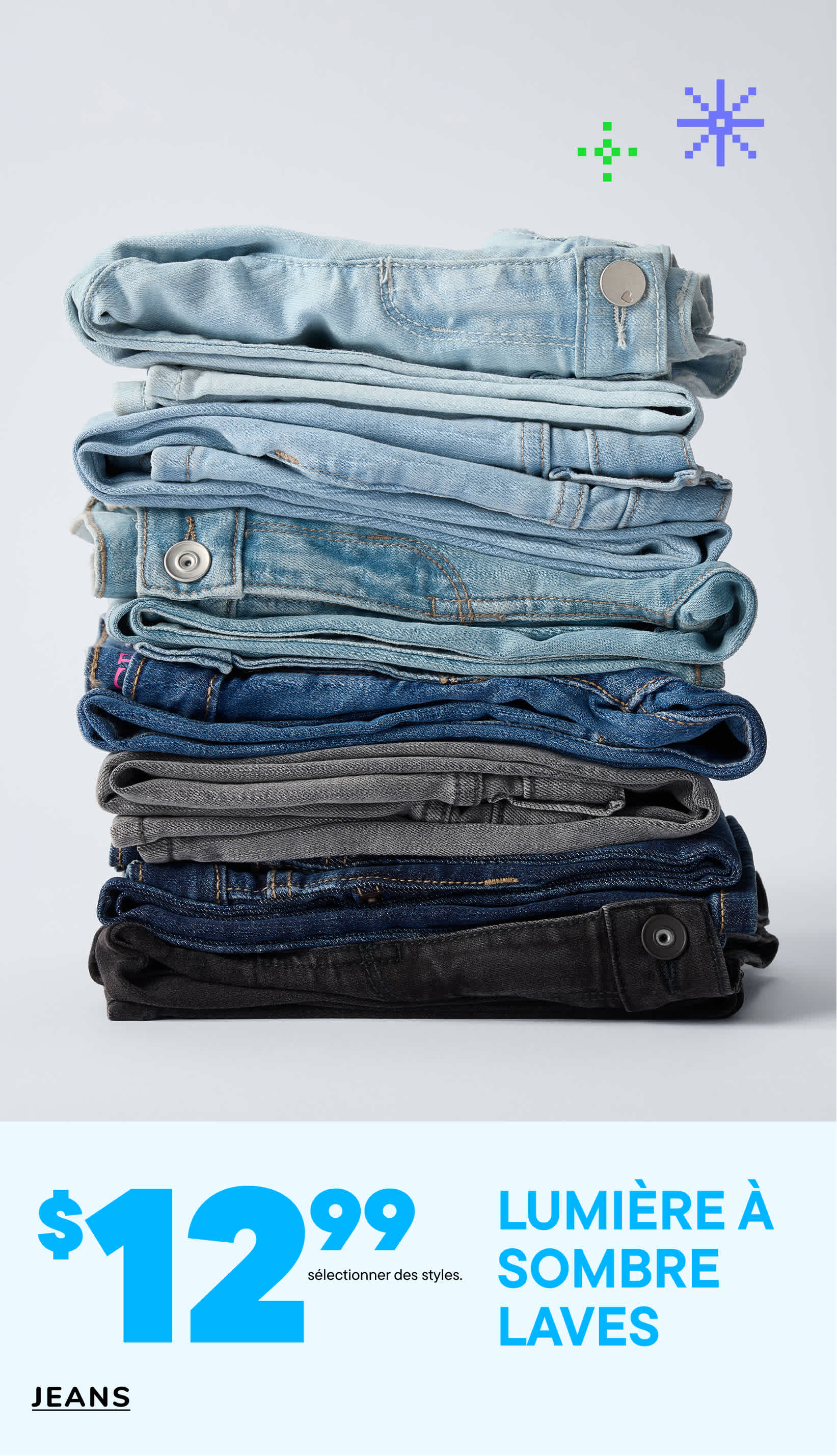 Une pile de jeans en denim de différentes nuances de bleu, avec une étiquette de prix de 12,99 $ pour les « délavages clairs à foncés » affichée en arrière-plan.