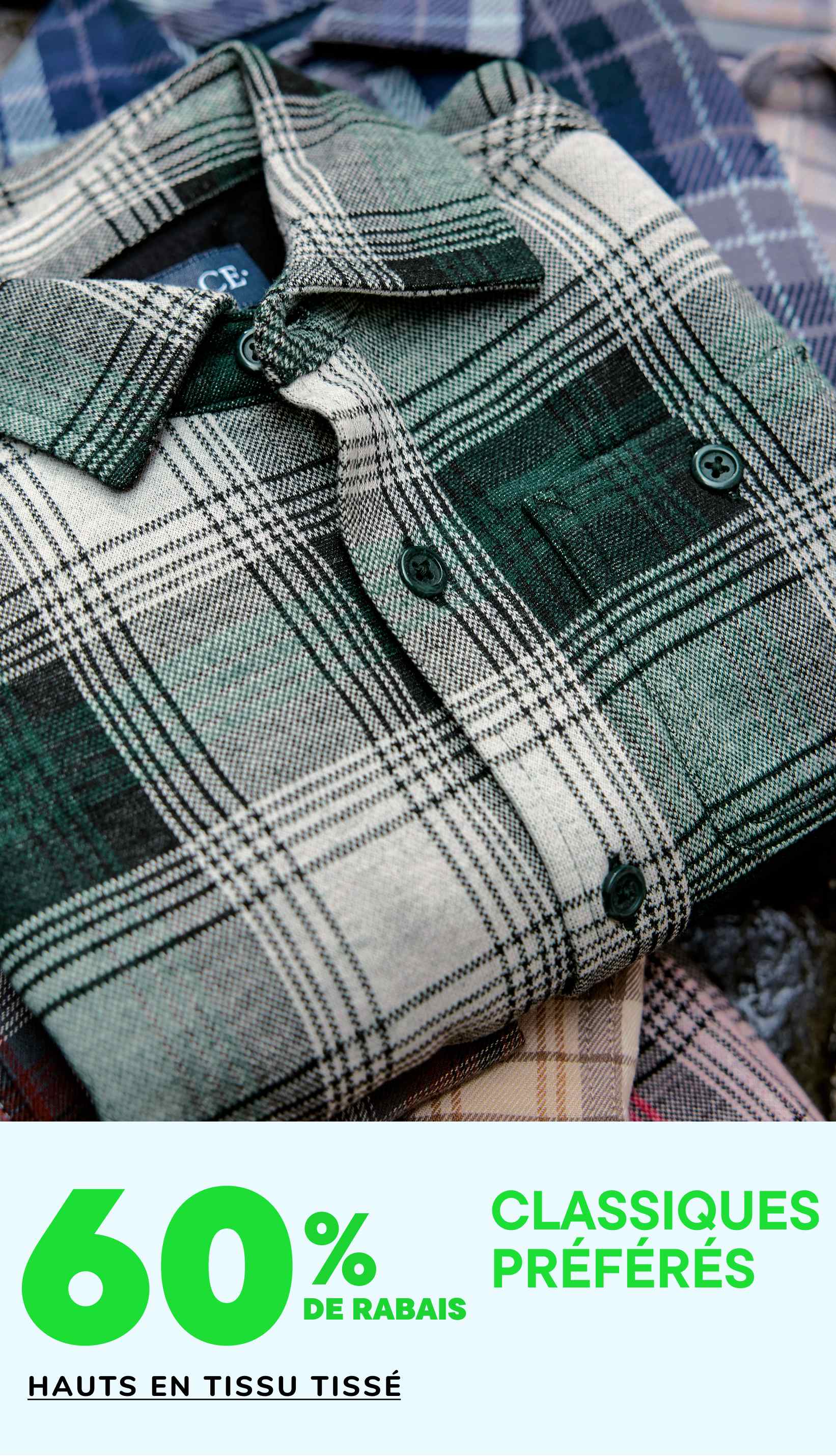 Deux jeunes enfants, un garçon et une fille, portent des sweats à capuche beiges assortis et se sourient. Le fond est blanc uni, avec quelques éléments graphiques colorés dans les coins.