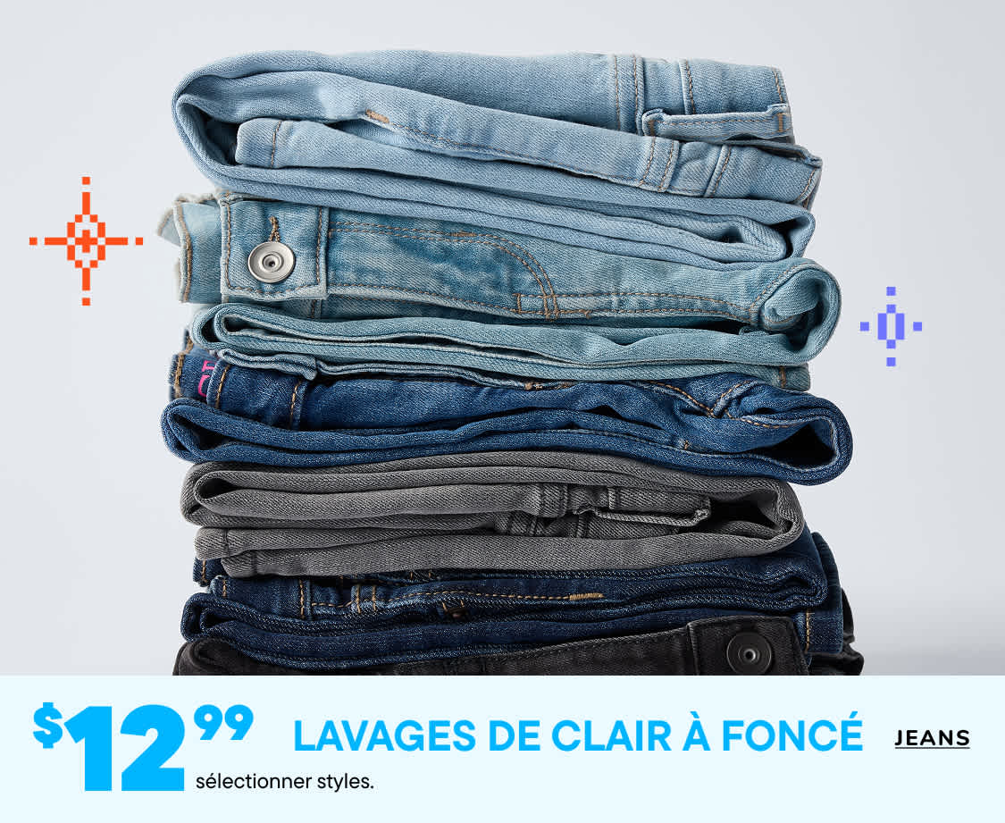 Une pile de jeans en denim de différentes nuances de bleu et de gris, avec une étiquette de prix indiquant « Délavages clairs à foncés » pour 12,99 $.