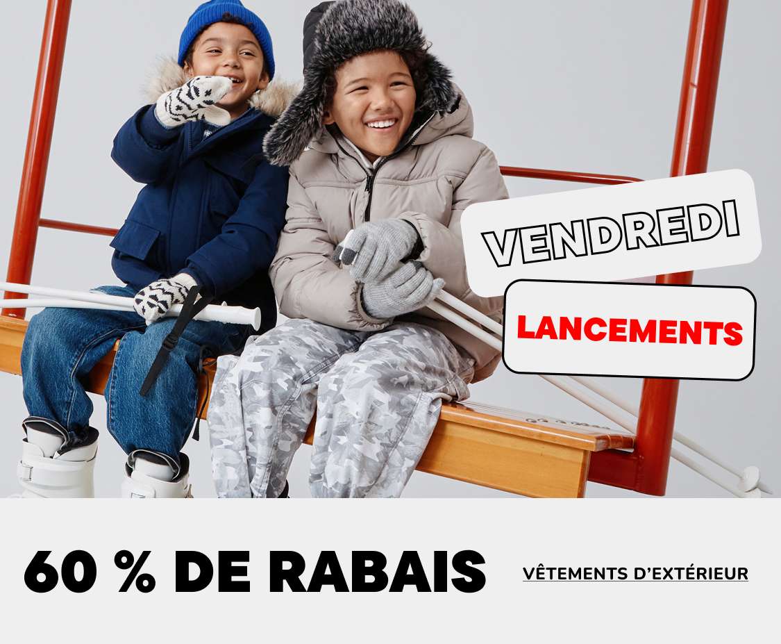 Deux jeunes gens, un garçon et une fille, sont assis sur un banc et sourient, vêtus de vêtements d'hiver. À l'arrière-plan, une affiche annonce une vente « Vendredi en solde » avec des réductions de 60 à 70 % sur les vêtements d'extérieur.