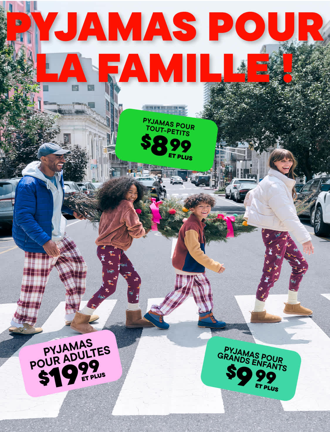 L'image montre un groupe de personnes, adultes et enfants compris, traversant un passage piéton devant une vitrine annonçant « PYJAMAS POUR LA FAMILLE ! » avec les prix des différentes tailles de pyjamas.