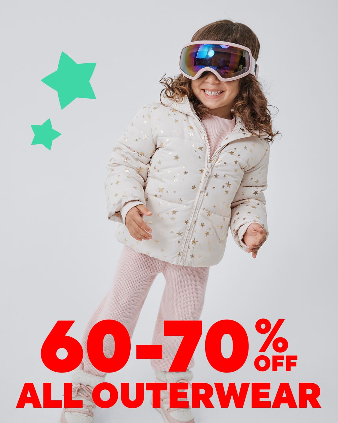 Una niña que viste una chaqueta blanca de lunares y gafas de sol está parada frente a un fondo blanco, con grandes estrellas verdes y una superposición de texto rojo que dice "60-70 % DE DESCUENTO EN TODAS LAS ROPAS DE ABRIGO".