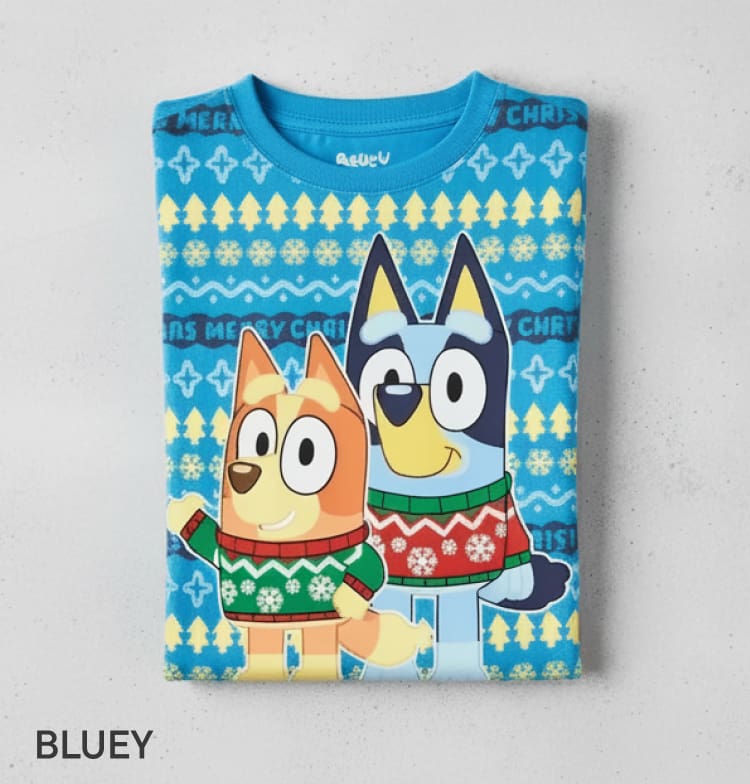 Un coffret cadeau soigneusement emballé avec un ruban rouge, orné d'un motif festif de lutins et de décorations de Noël sur fond bleu marine.