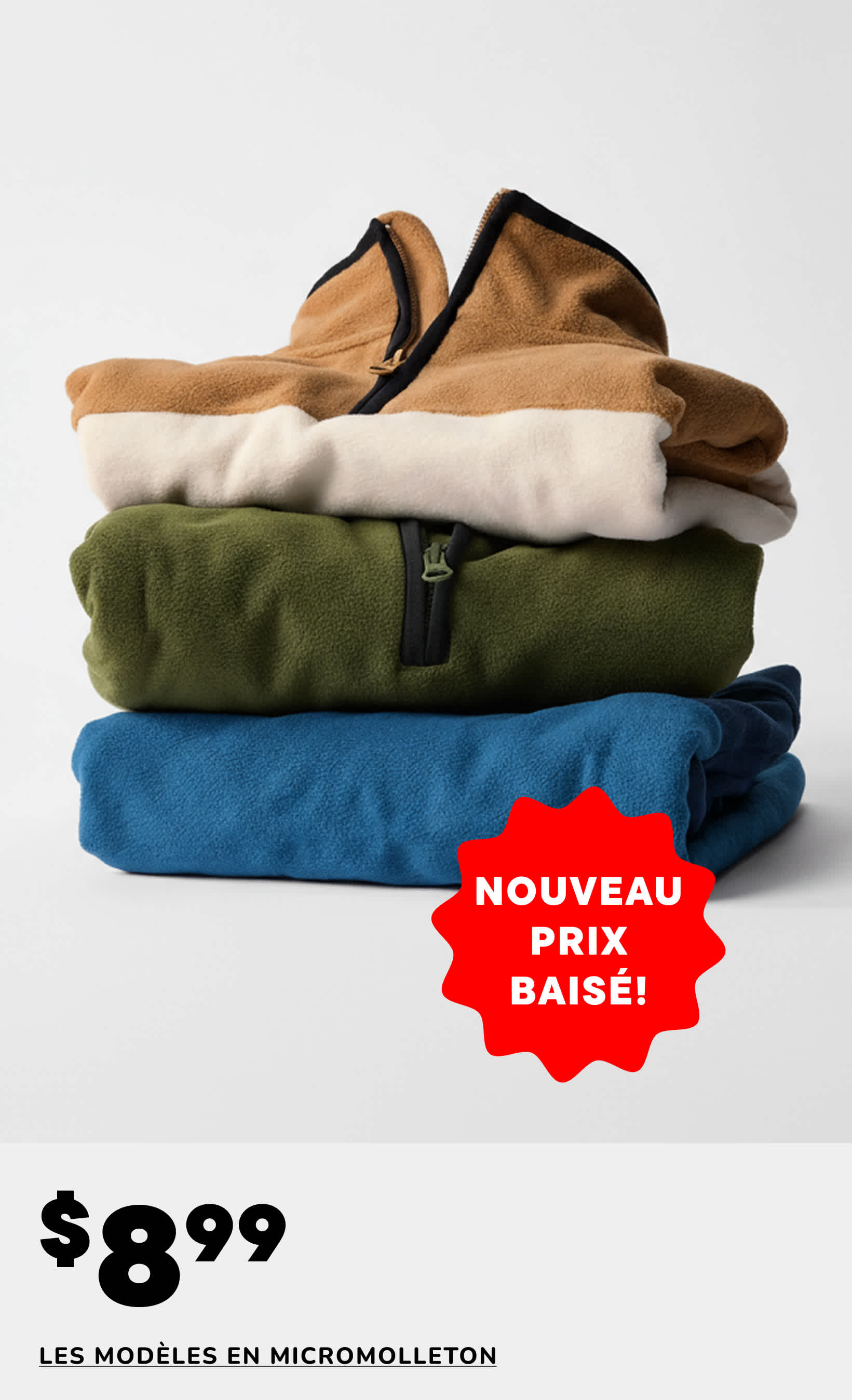 Une pile de vêtements en microfibre polaire pliés, comprenant un vêtement beige, un vert et un bleu, avec un logo de bonhomme de neige visible sur le vêtement du dessus, sur un fond blanc uni avec un texte superposé indiquant « 60 % de réduction ».