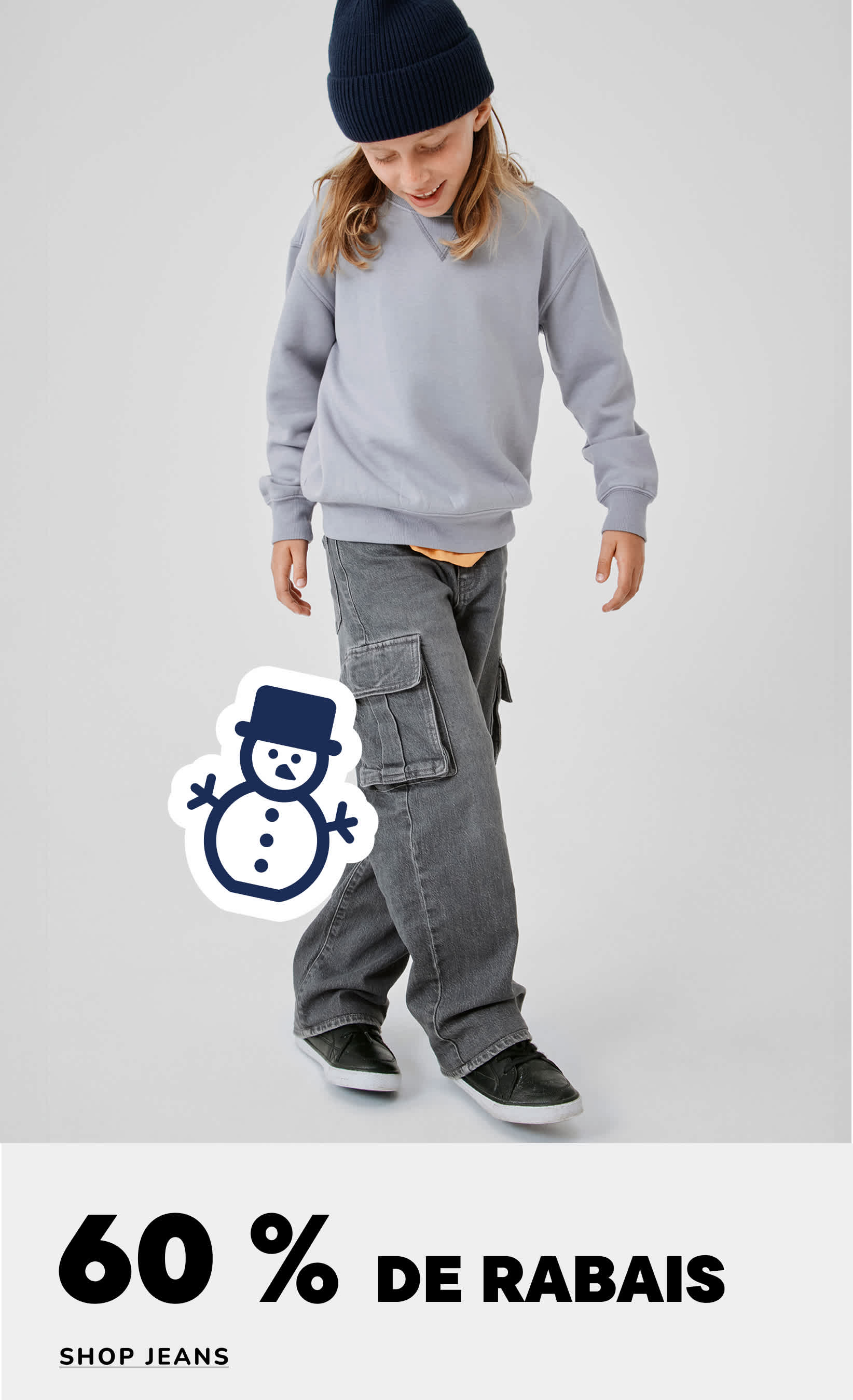 Une jeune personne aux cheveux bouclés, vêtue d'une doudoune vert vif et d'un jean ample, se détache sur un fond blanc uni, avec le texte « 60 % de réduction sur les jeans » en surimpression.