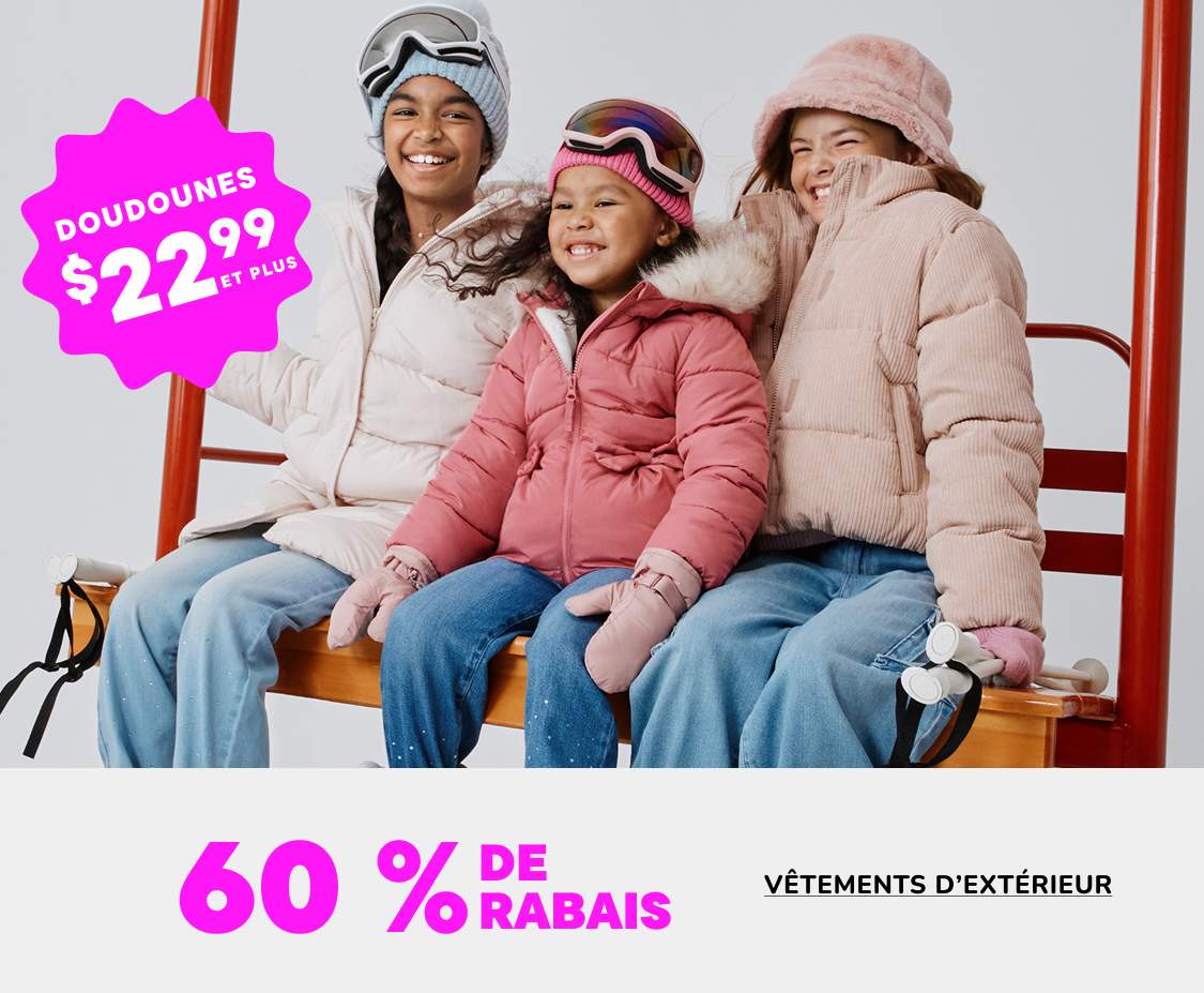 L'image montre une jeune femme portant une doudoune rose à capuche doublée de fourrure, souriante et debout devant un fond blanc avec une grande étiquette de prix rose.