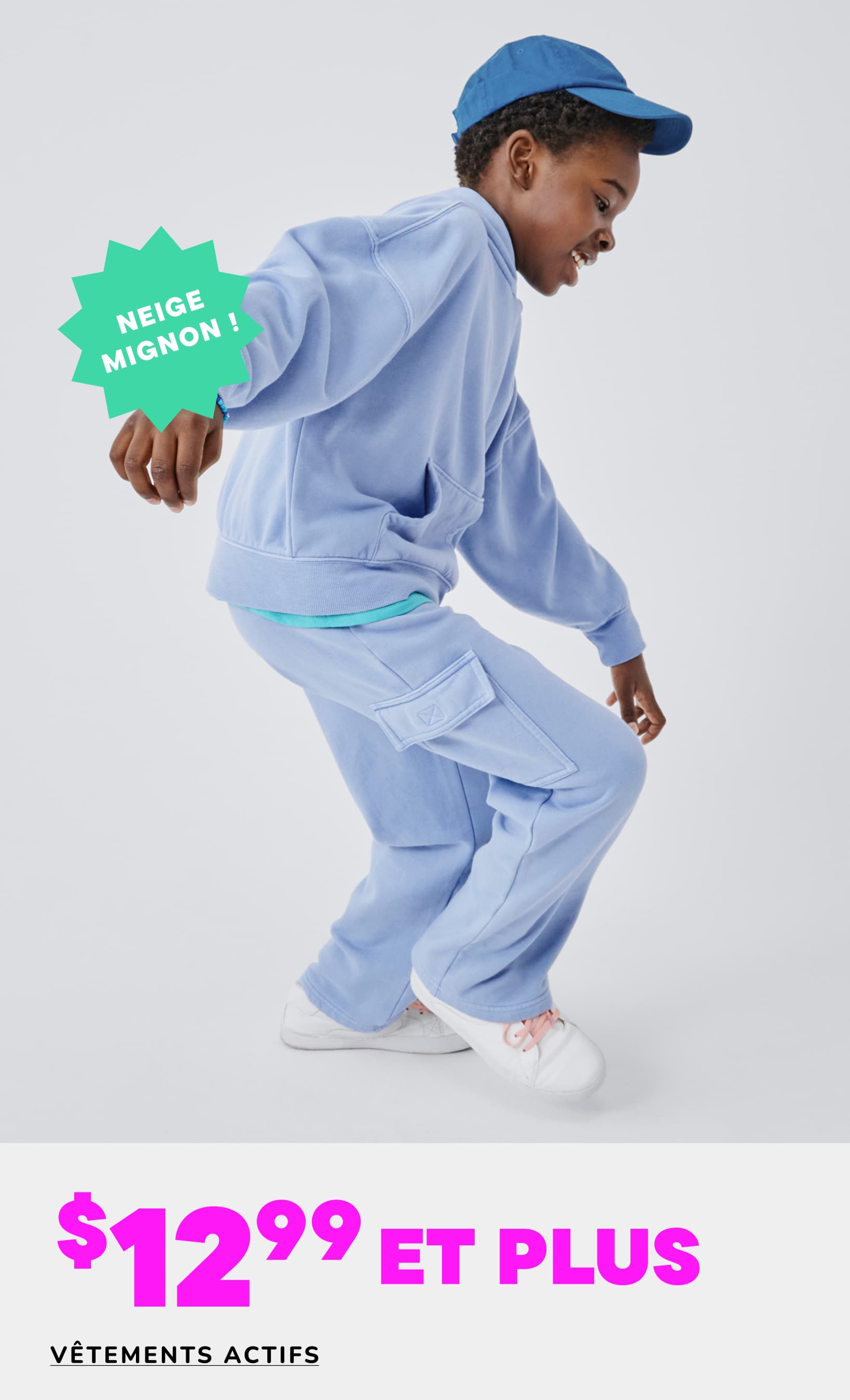 Une jeune personne portant une casquette bleue et une tenue bleu clair tient une pancarte verte sur laquelle on peut lire « SNOW CUTE ! » sur un fond blanc uni, avec une promotion de réduction de 60 % affichée en évidence.